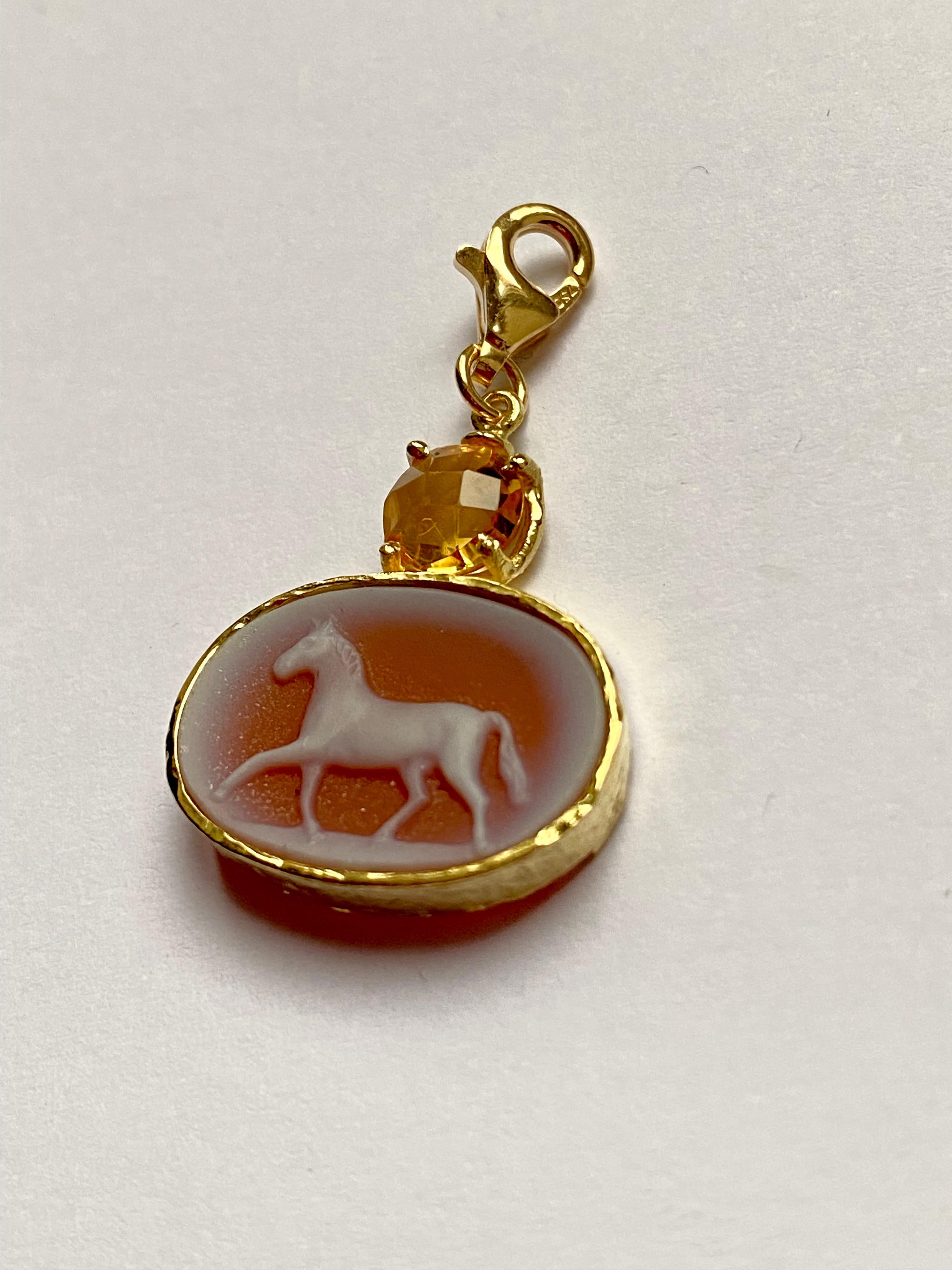 Taille briolette Breloque artisanale cheval en or jaune 18 carats avec chaton martelé en cornaline et citrine en vente