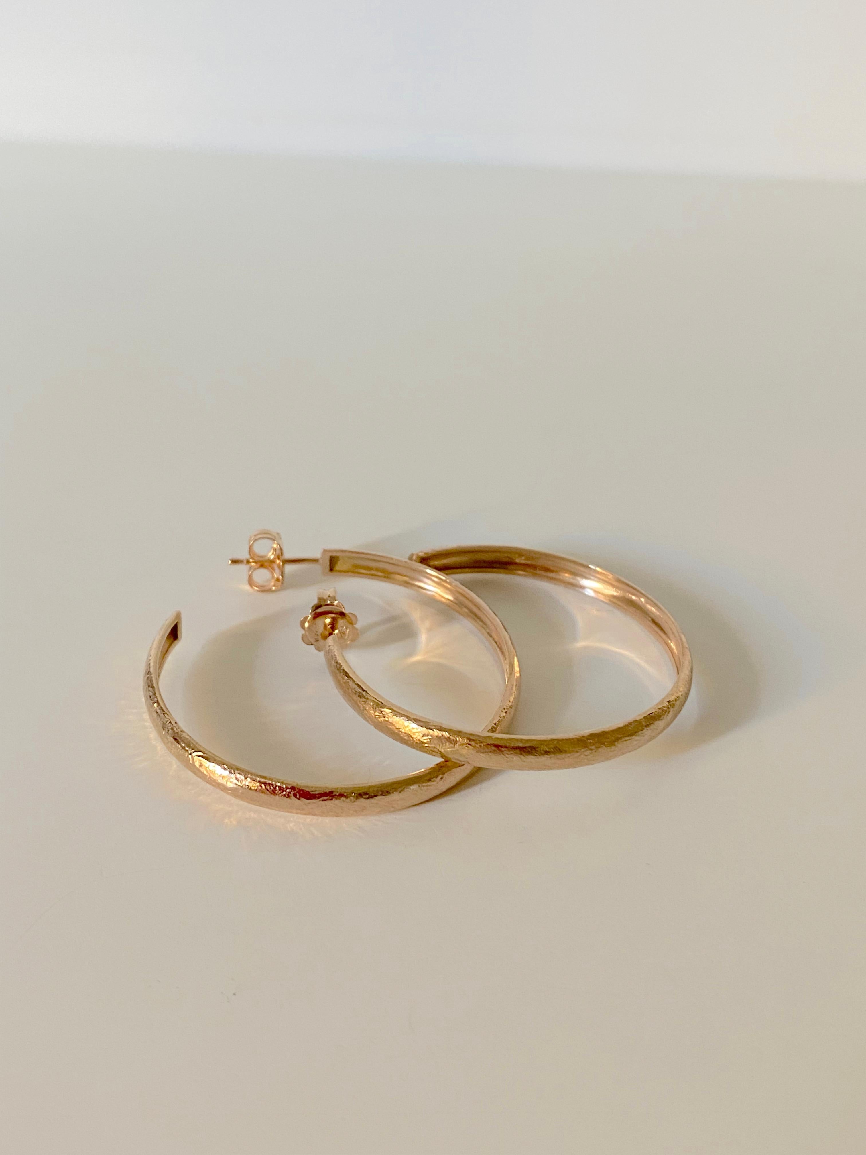 Handcrafted Hammered 18K Yellow Gold Scratched Satin Design Hoops Earrings  For Sale 3