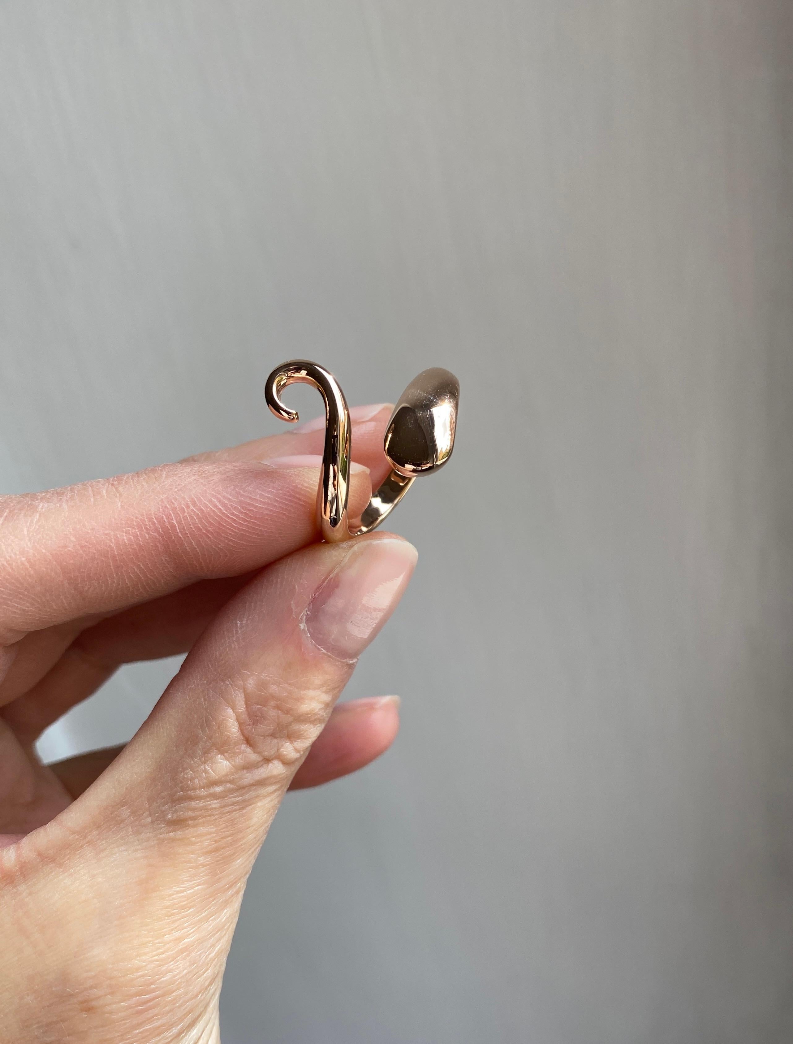 Handcrafted 18k Gold Cat Tail Twist Ring Surrealist Unisex Design Made in Italy For Sale 8