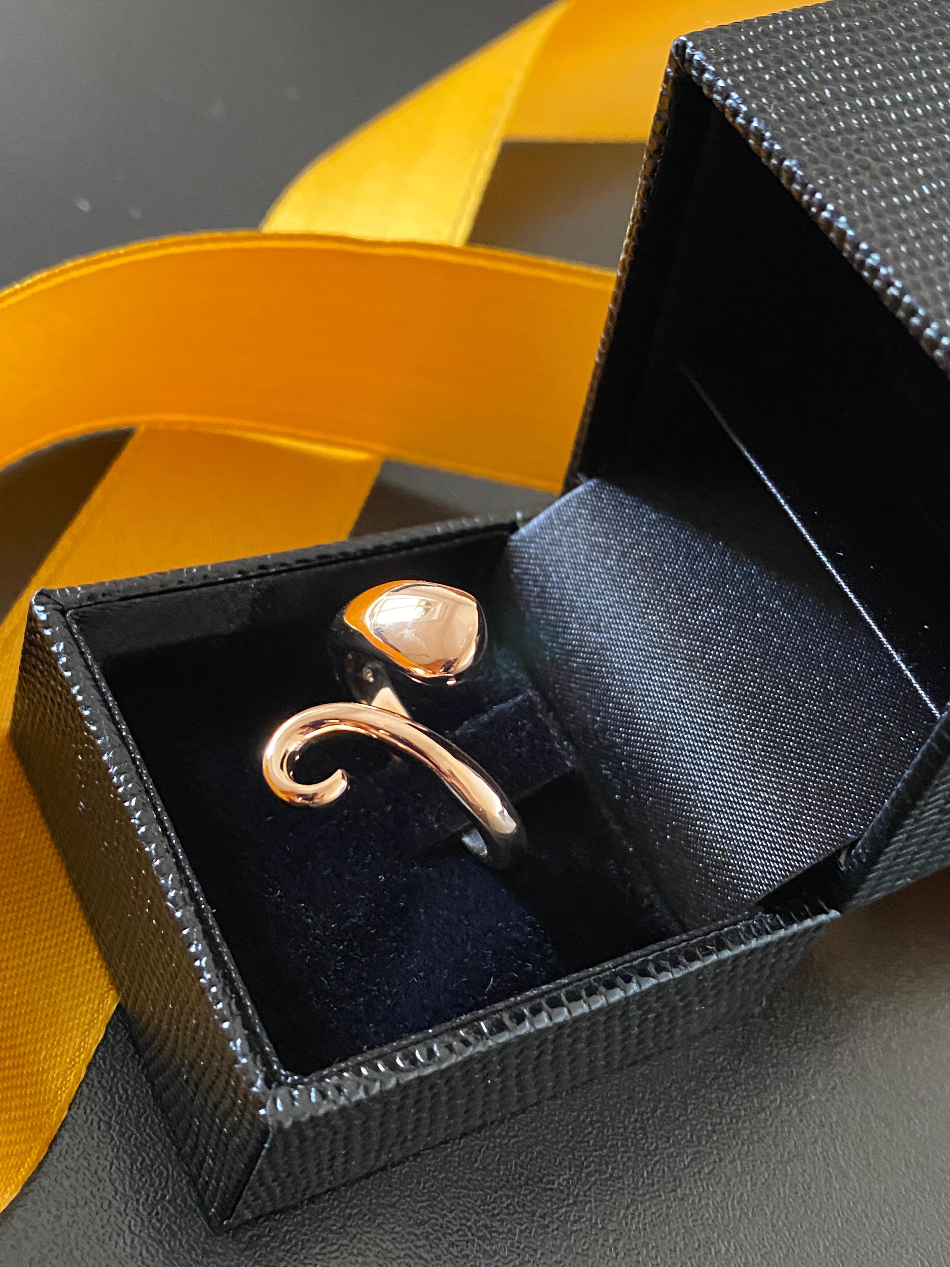 Handcrafted 18k Gold Cat Tail Twist Ring Surrealist Unisex Design Made in Italy For Sale 11
