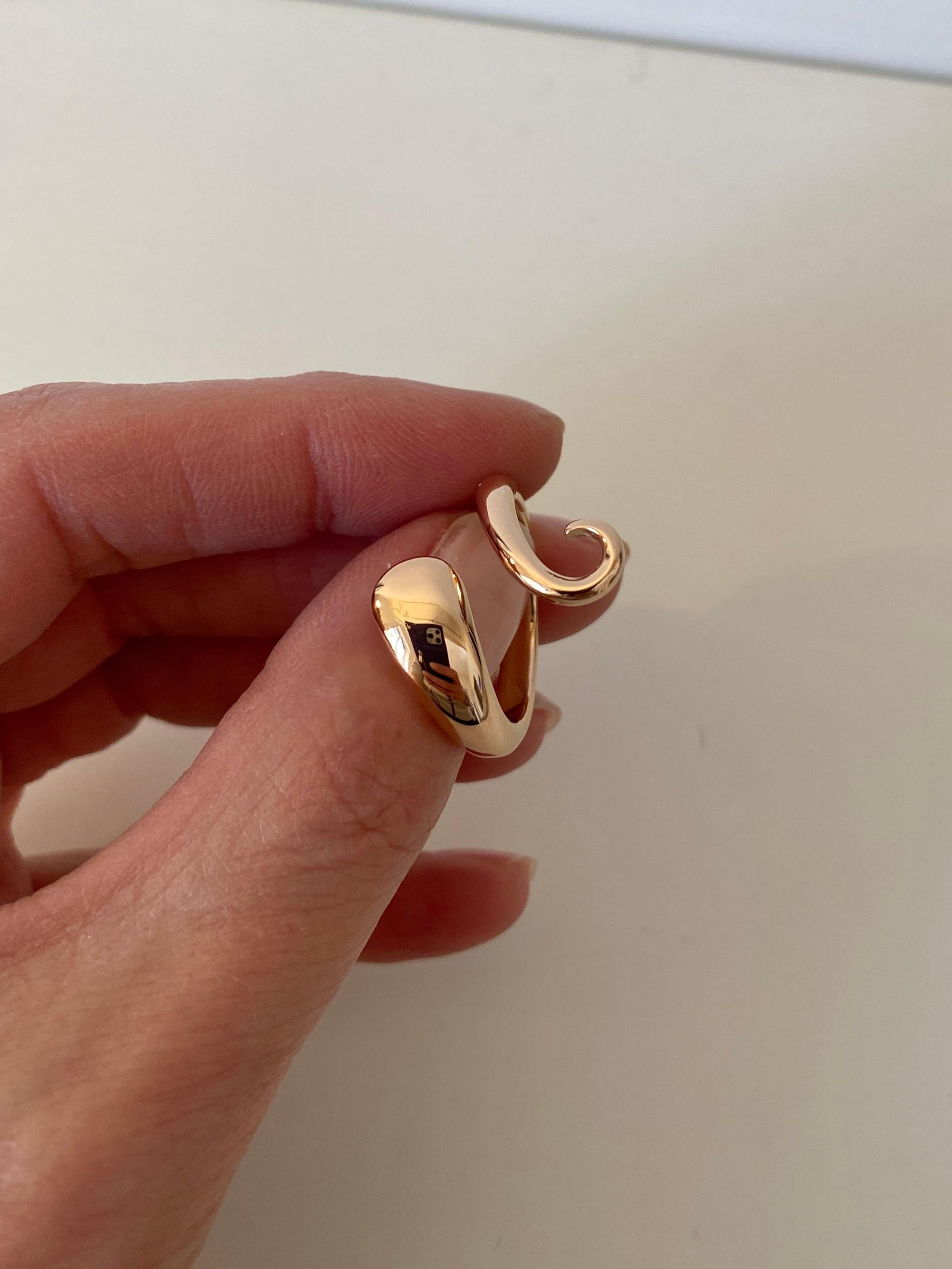 Handcrafted 18k Gold Cat Tail Twist Ring Surrealist Unisex Design Made in Italy In New Condition For Sale In Rome, IT