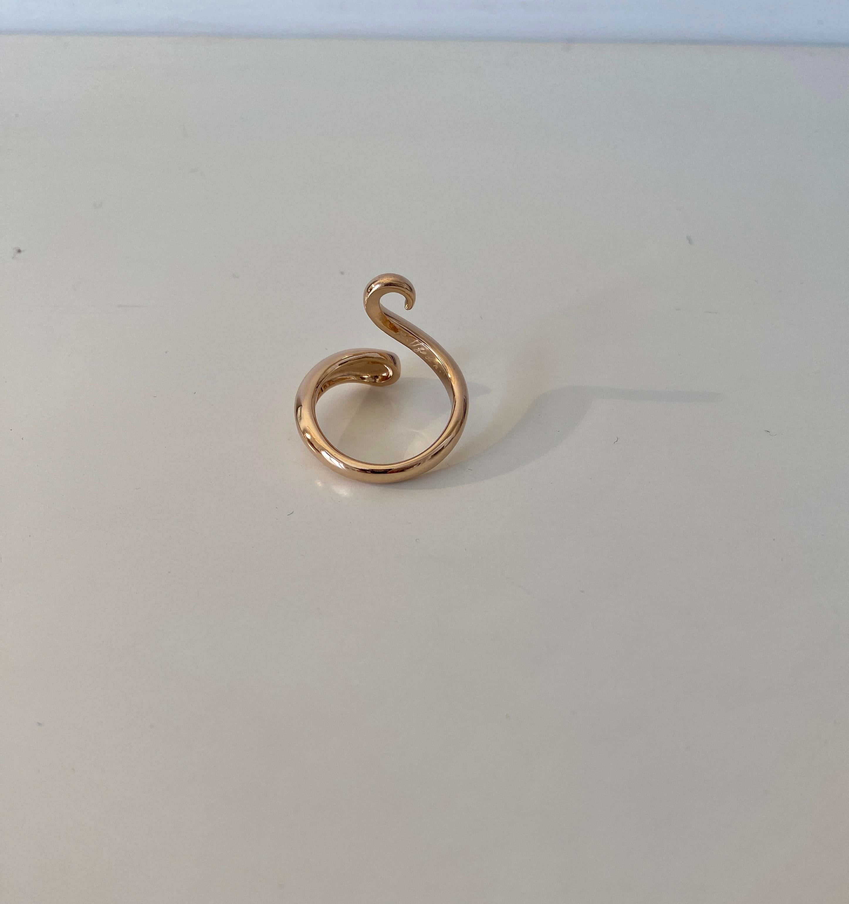 Handcrafted 18k Gold Cat Tail Twist Ring Surrealist Unisex Design Made in Italy For Sale 2