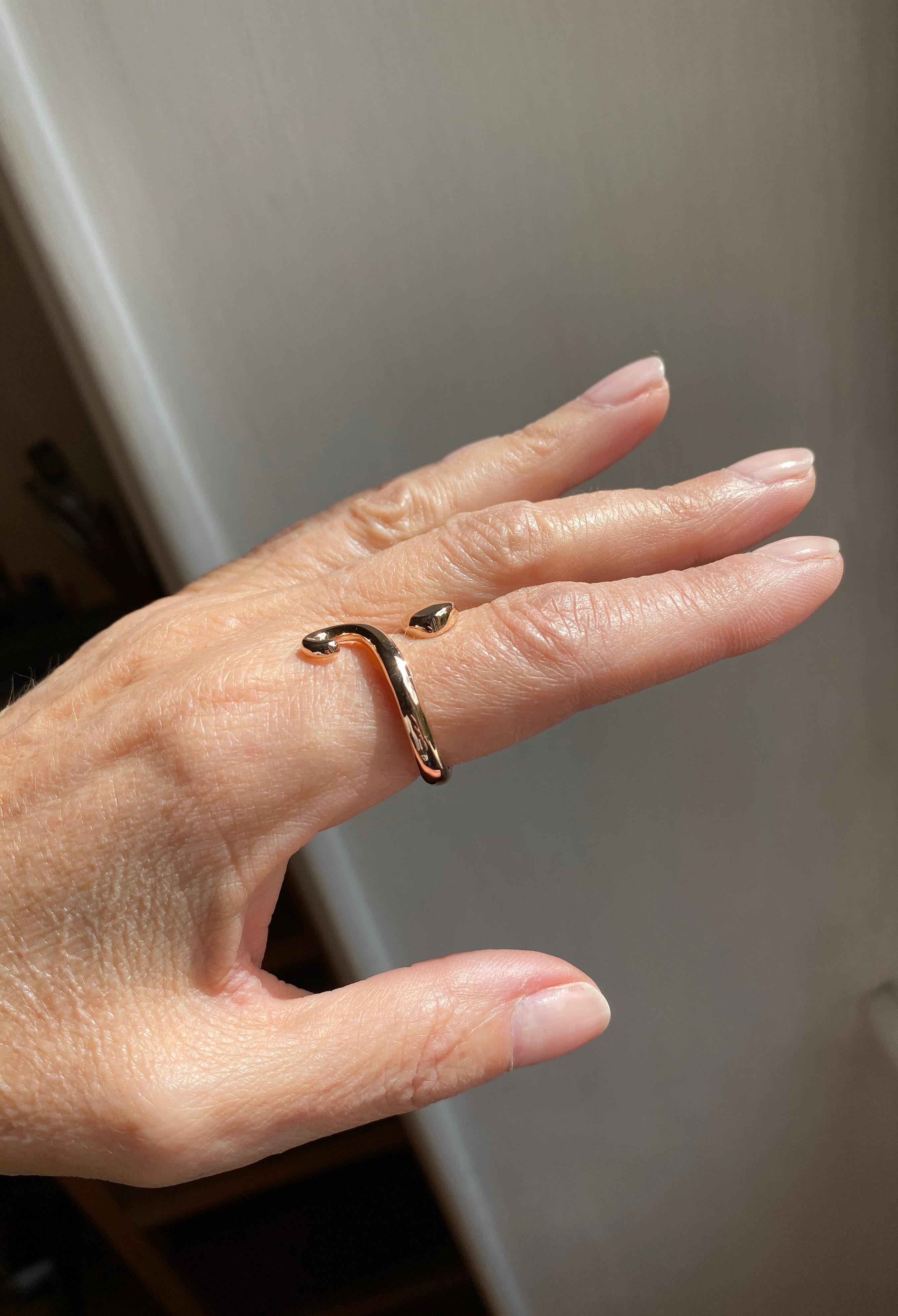 Handcrafted 18k Gold Cat Tail Twist Ring Surrealist Unisex Design Made in Italy For Sale 3