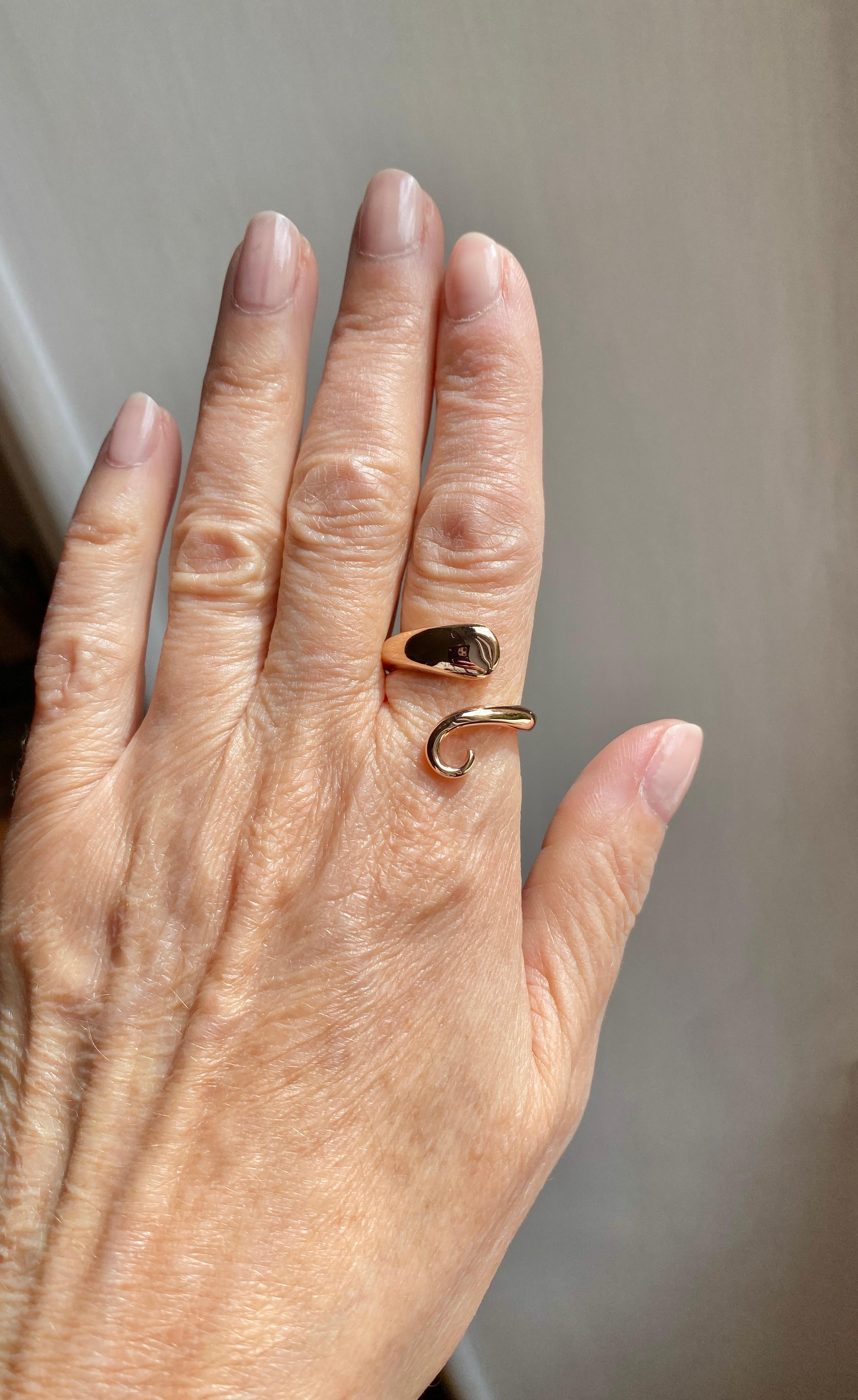Handcrafted 18k Gold Cat Tail Twist Ring Surrealist Unisex Design Made in Italy For Sale 4