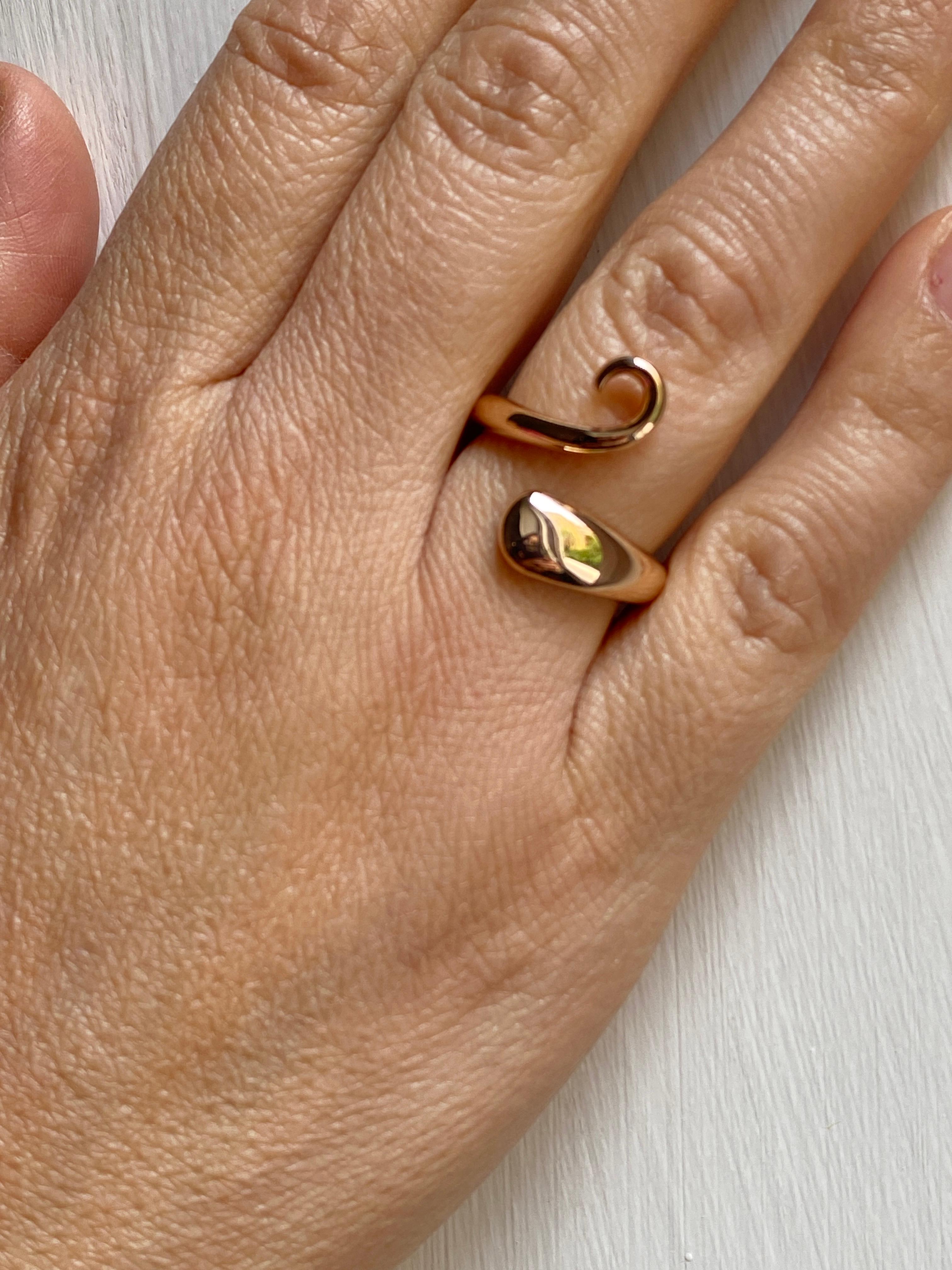 Handcrafted 18k Gold Cat Tail Twist Ring Surrealist Unisex Design Made in Italy For Sale 5