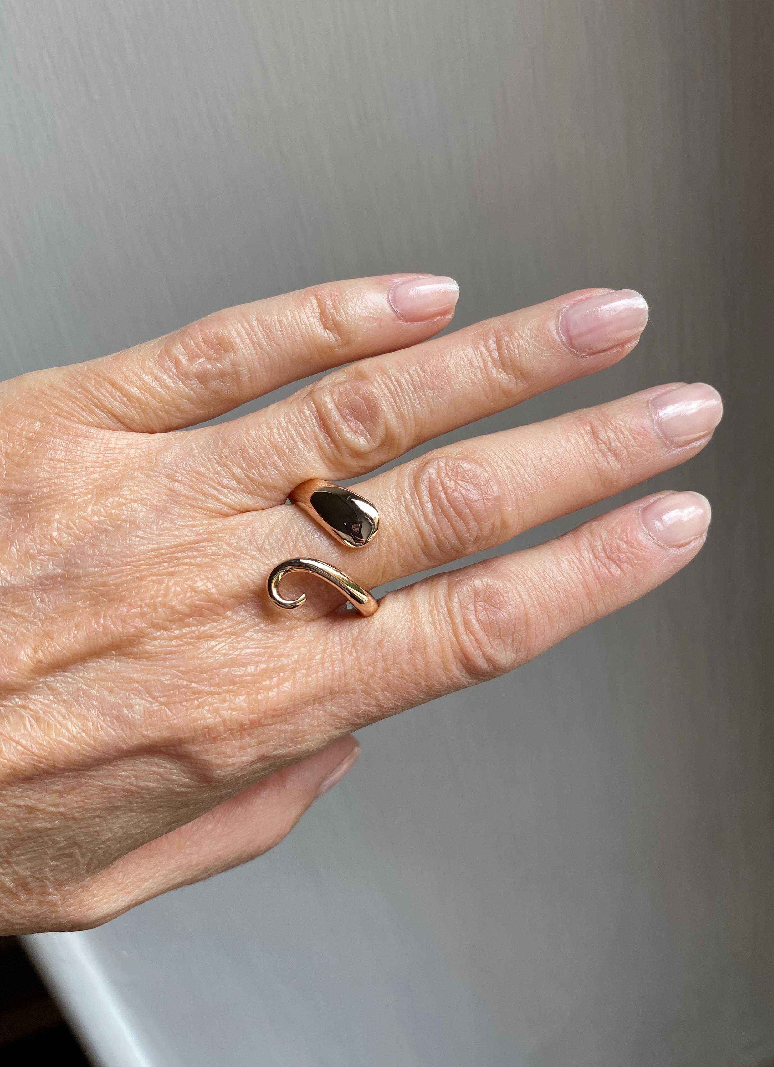 Handcrafted 18k Gold Cat Tail Twist Ring Surrealist Unisex Design Made in Italy For Sale 6