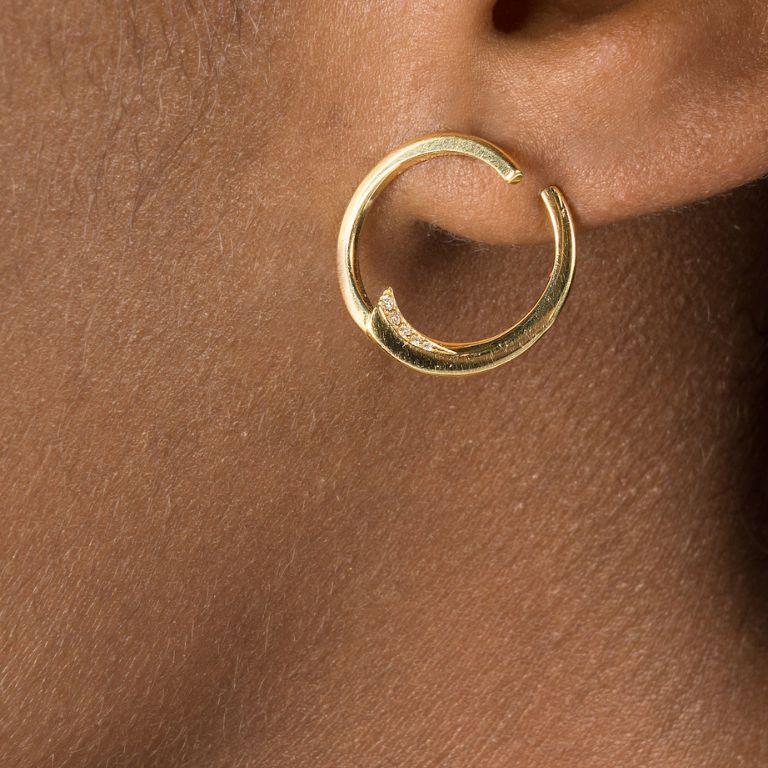 Orecchini a cerchio con diamanti in oro 18 carati realizzati a mano - Design classico con un tocco moderno In condizioni Nuovo in vendita a London, GB
