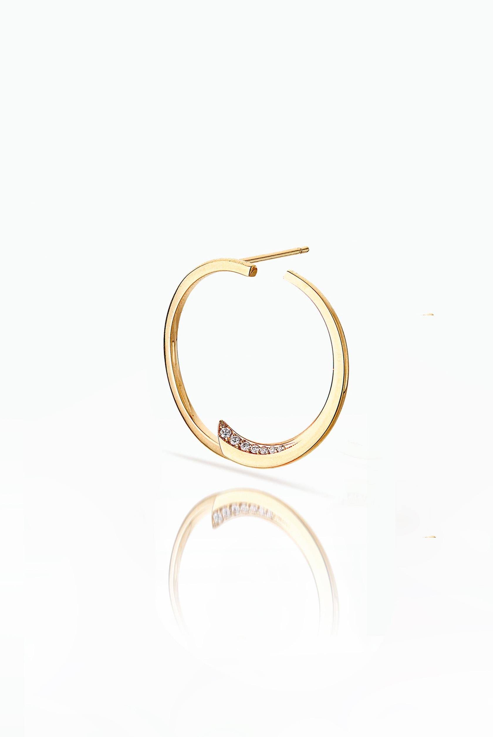 da uomo o donna Orecchini a cerchio con diamanti in oro 18 carati realizzati a mano - Design classico con un tocco moderno in vendita
