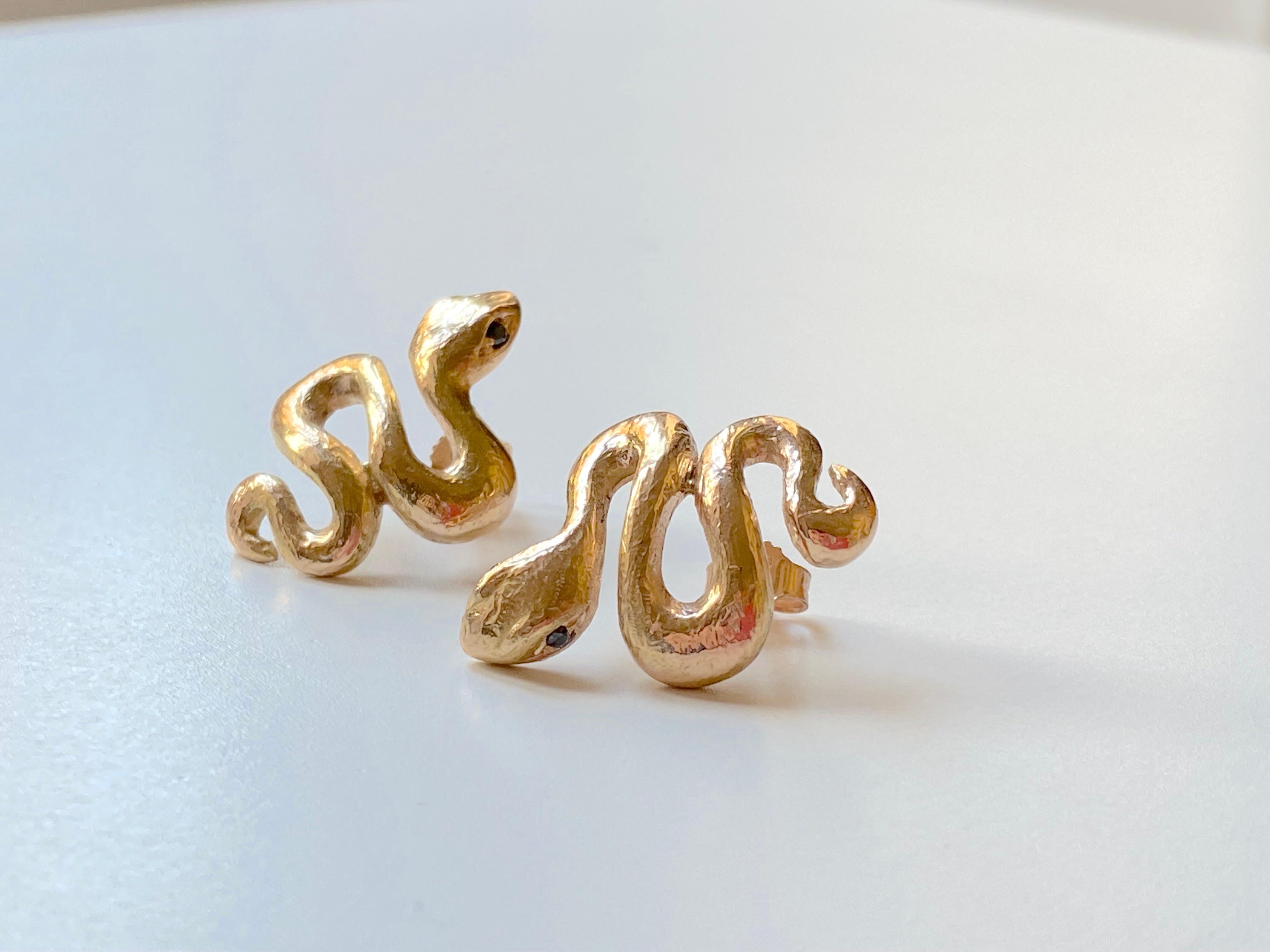 Taille brillant Clous d'oreilles en or jaune martelé 18 carats avec diamants noirs 0,04 carat, fabrication artisanale en vente