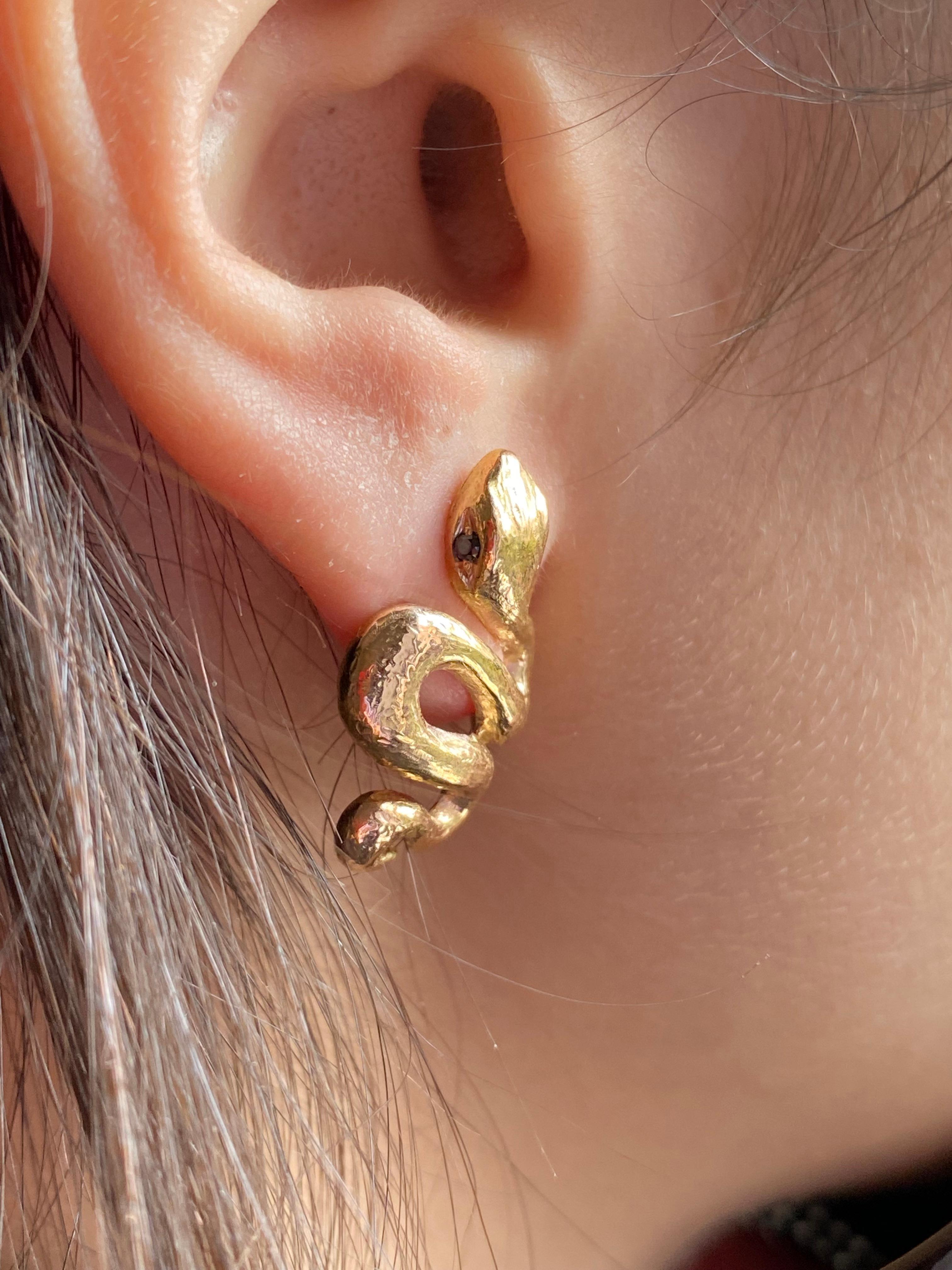 Clous d'oreilles en or jaune martelé 18 carats avec diamants noirs 0,04 carat, fabrication artisanale Unisexe en vente