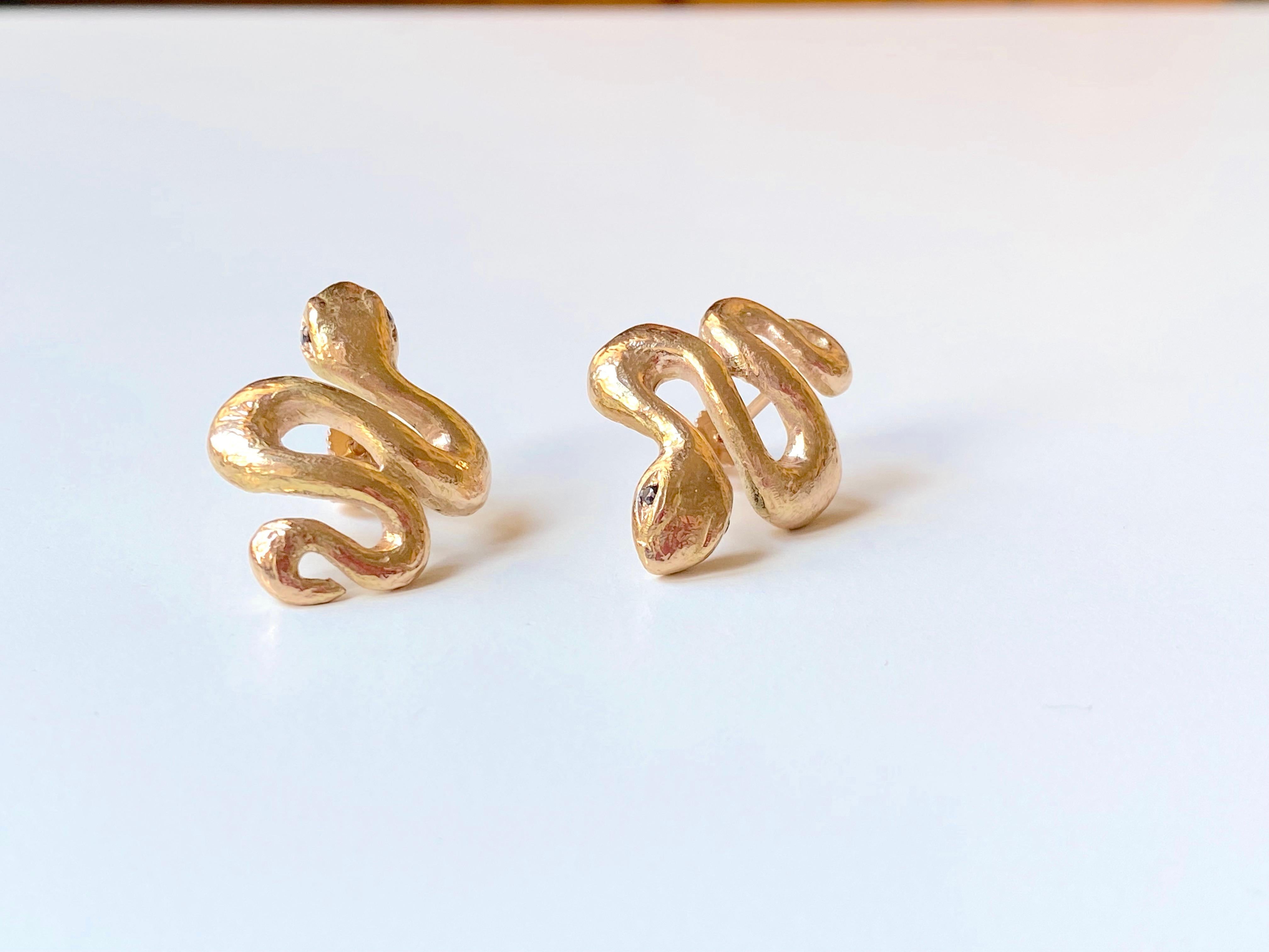 Clous d'oreilles en or jaune martelé 18 carats avec diamants noirs 0,04 carat, fabrication artisanale en vente 3