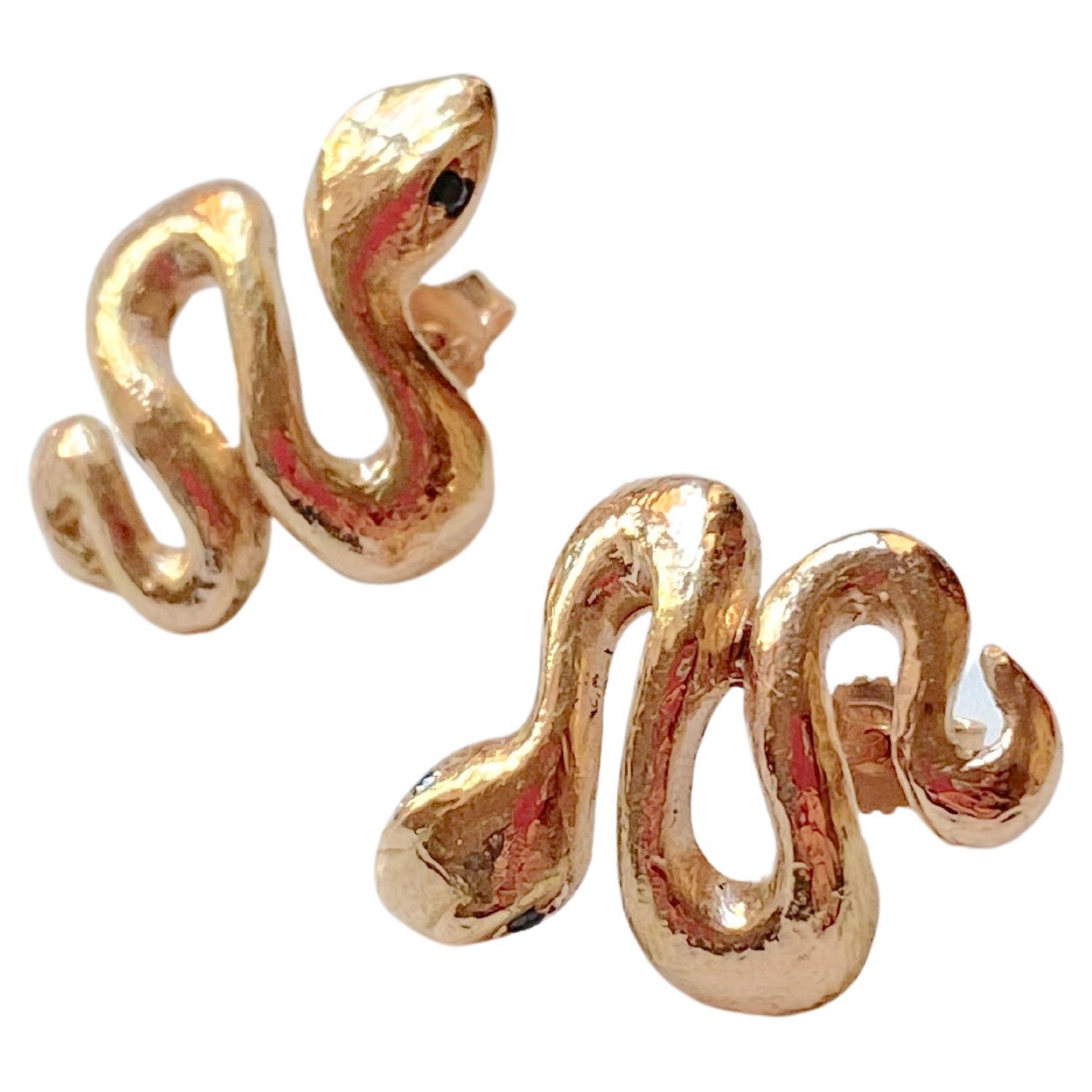 Clous d'oreilles en or jaune martelé 18 carats avec diamants noirs 0,04 carat, fabrication artisanale en vente