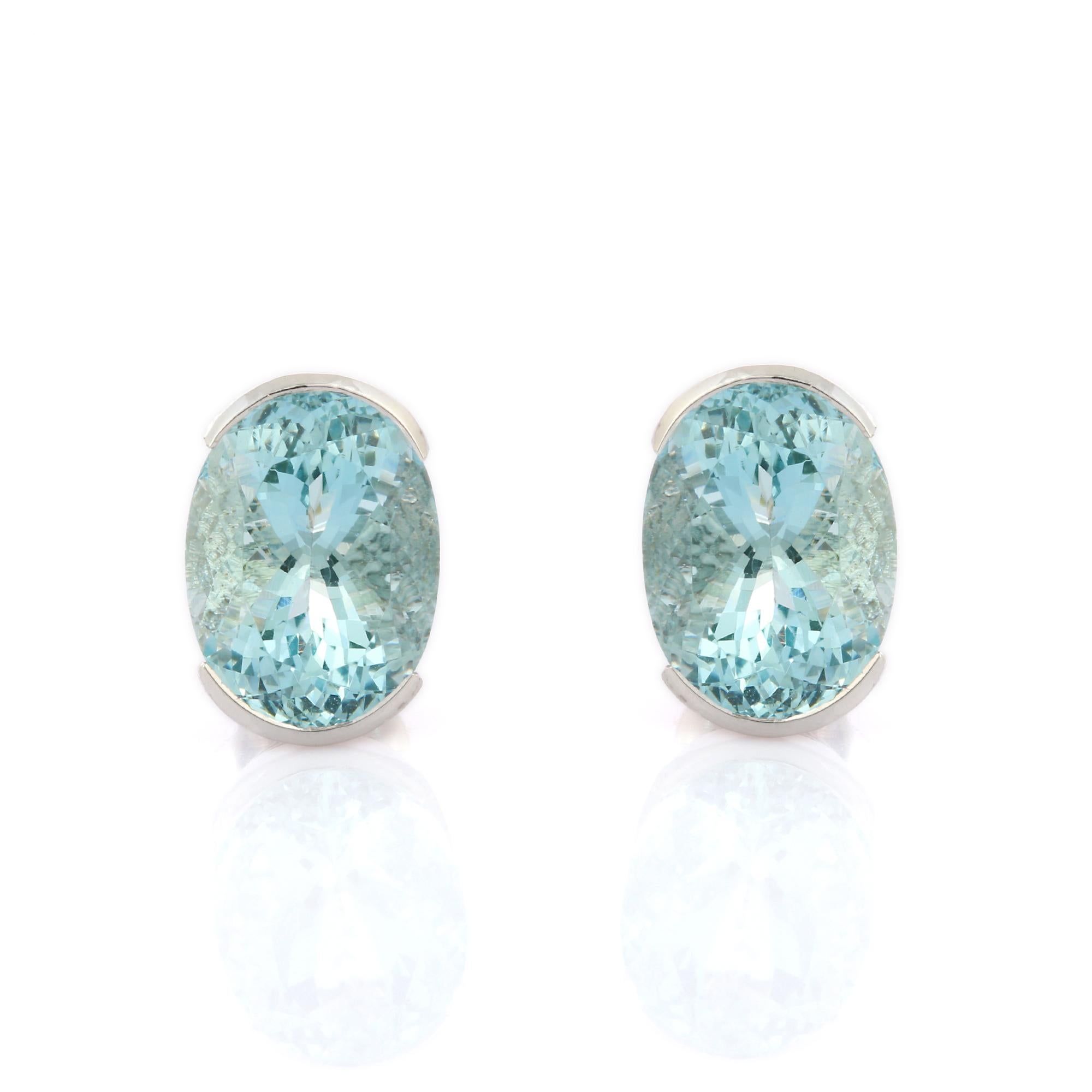Studs create a subtle beauty while showcasing the colors of the natural precious gemstones.
Brilliant cut statement oval aquamarine studs in 18K gold. Embrace your look with these stunning pair of earrings suitable for any occasion to complete your