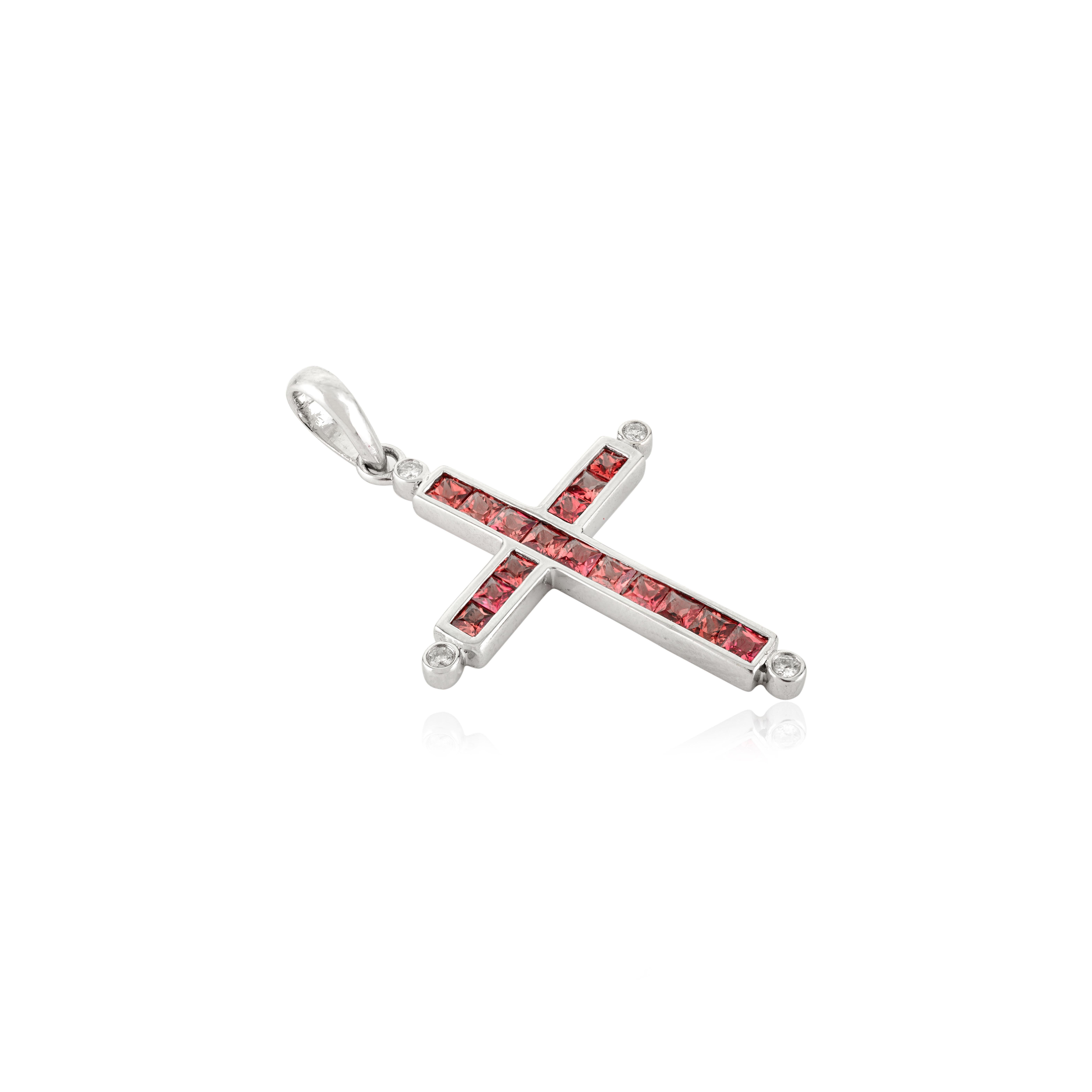 Questo sorprendente ciondolo a forma di croce è un'espressione moderna di una devozione senza tempo, realizzata meticolosamente in oro bianco 18 carati. Con 1,5 carati di vibranti gemme arancioni a taglio quadrato, il pendente forma una silhouette