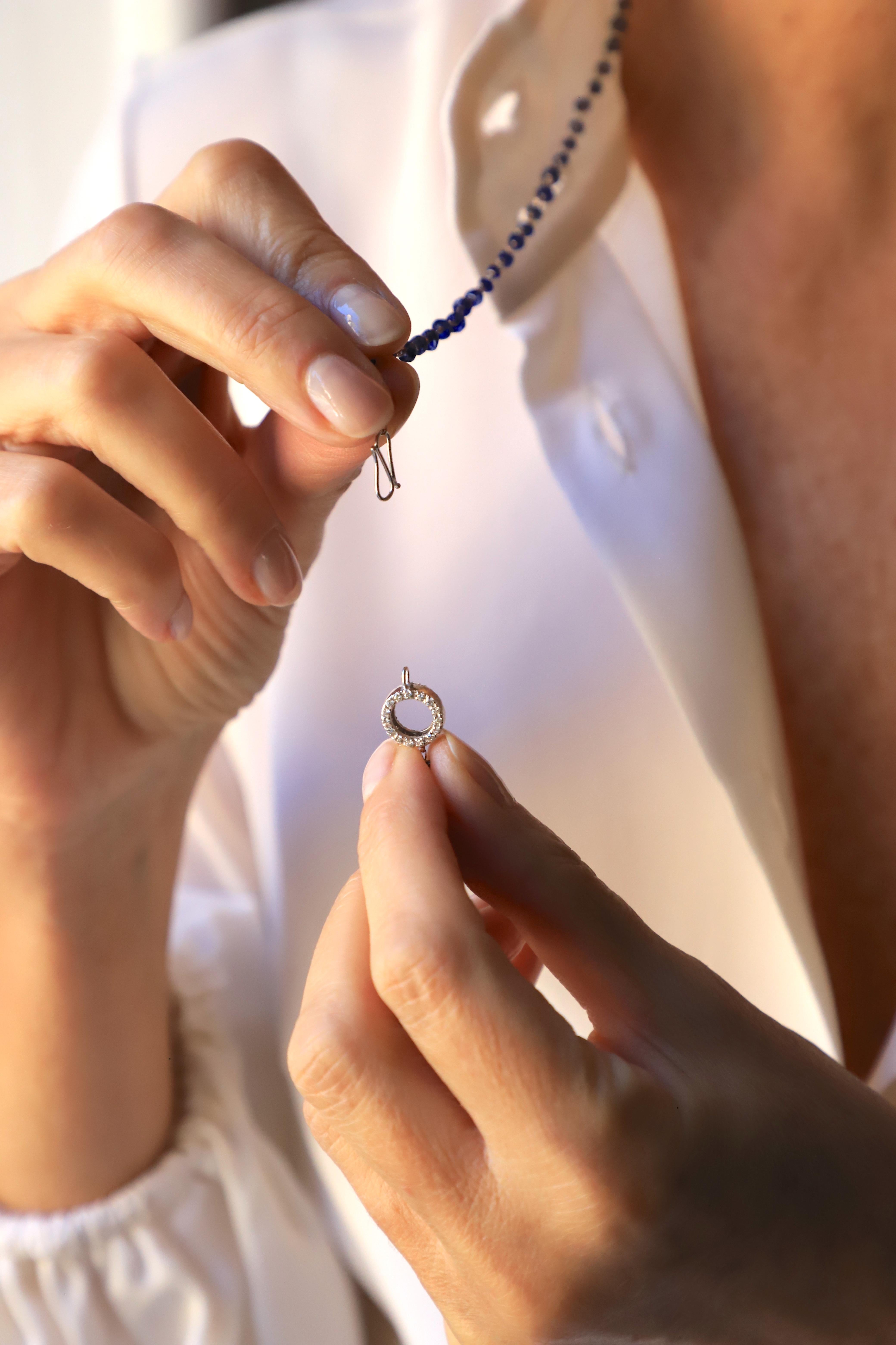 22,2 Karat Saphir 0,44 Karat Weißer Diamant Handgefertigte Perlen-Halskette aus 18 Karat Gold im Angebot 1