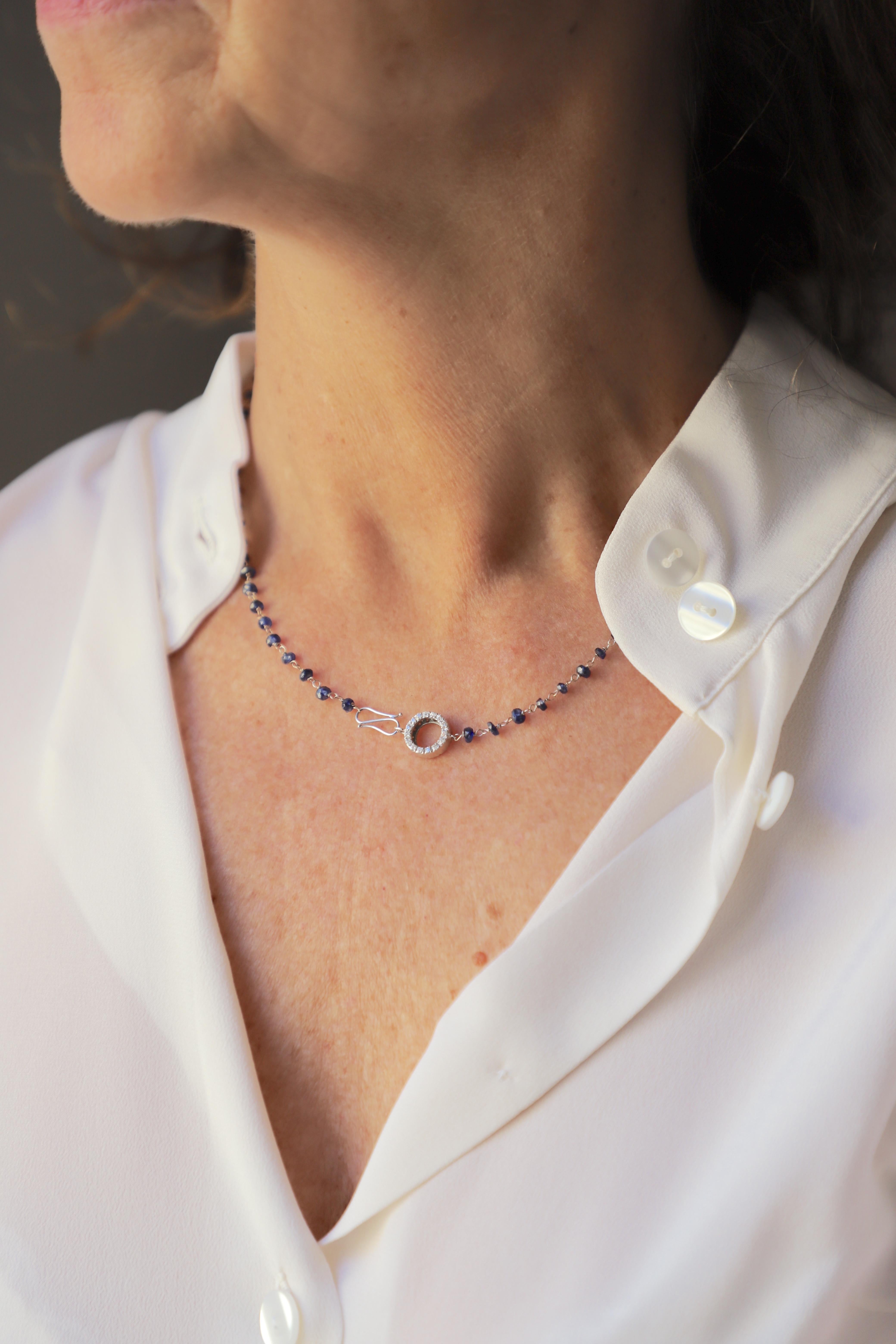 Rossella Ugolini Design Collection Handgefertigt 22,20 Karat Saphir 0,44Karat Weiß Diamanten Beaded Weißgold Sautoir Halskette
Diese bezaubernde, 19,68 cm lange Perlenkette ist aus 18 Karat reinem Weißgold handgefertigt und mit tiefblauen Saphiren