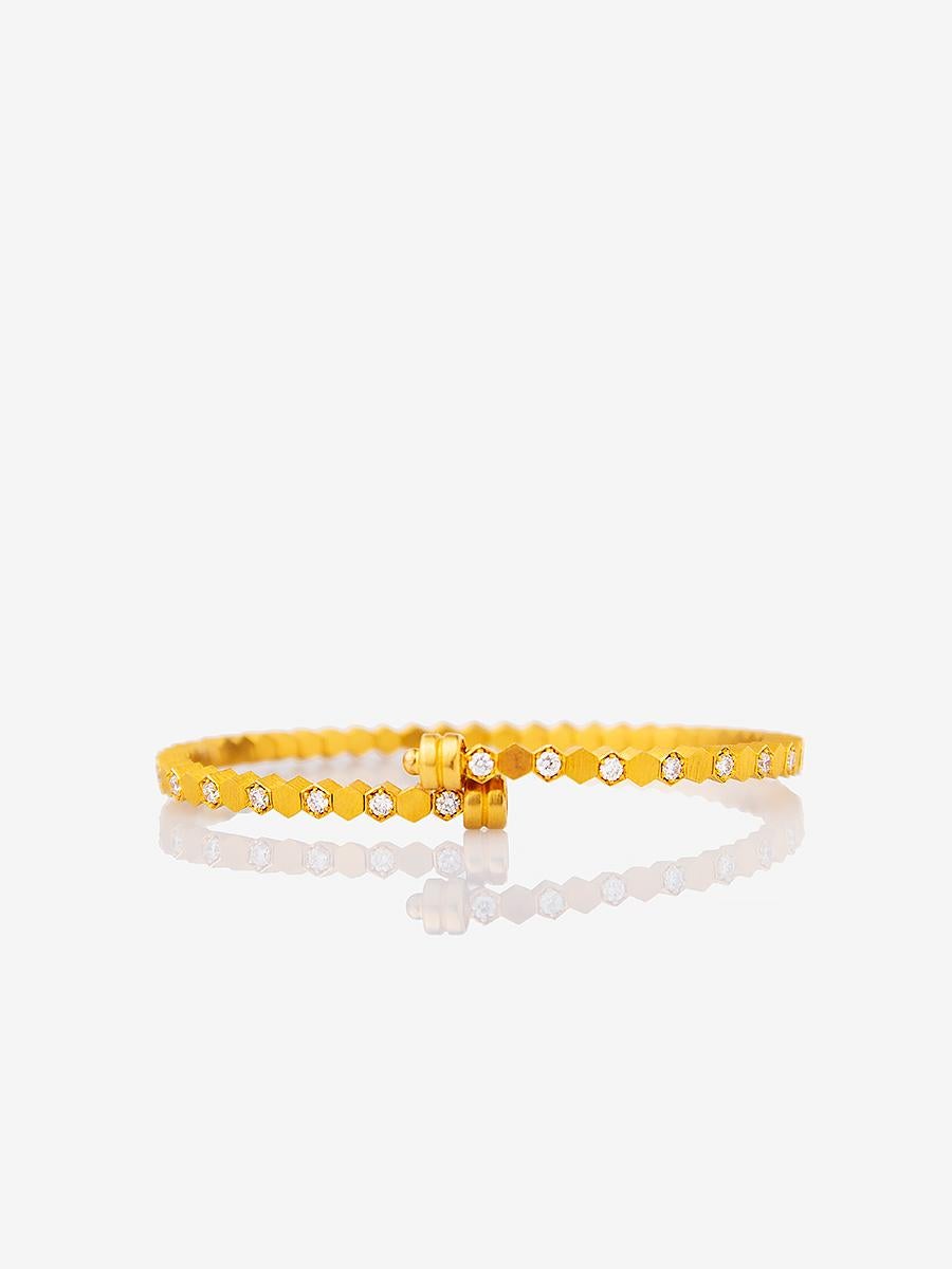 Handcrafted 22K Gold Honey Comb Form Flexible Bracelet
Gold Weight        : 18 Grams 22K
Diamond Weight : 1.1 Ct's  G / VS