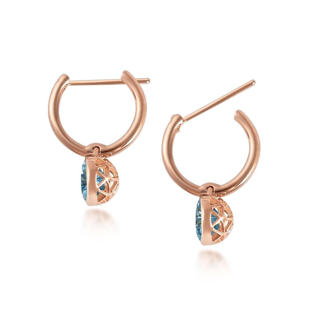Handgefertigte 2,70 Karat Aquamarin-Tropfenohrringe aus 18 Karat Roségold. Die 8 mm großen Natursteine sind in unsere ikonische, von Hand durchbrochene Goldspitze eingefasst, die das Licht durchlässt. Unsere kostbaren und feinen Steine auf unseren