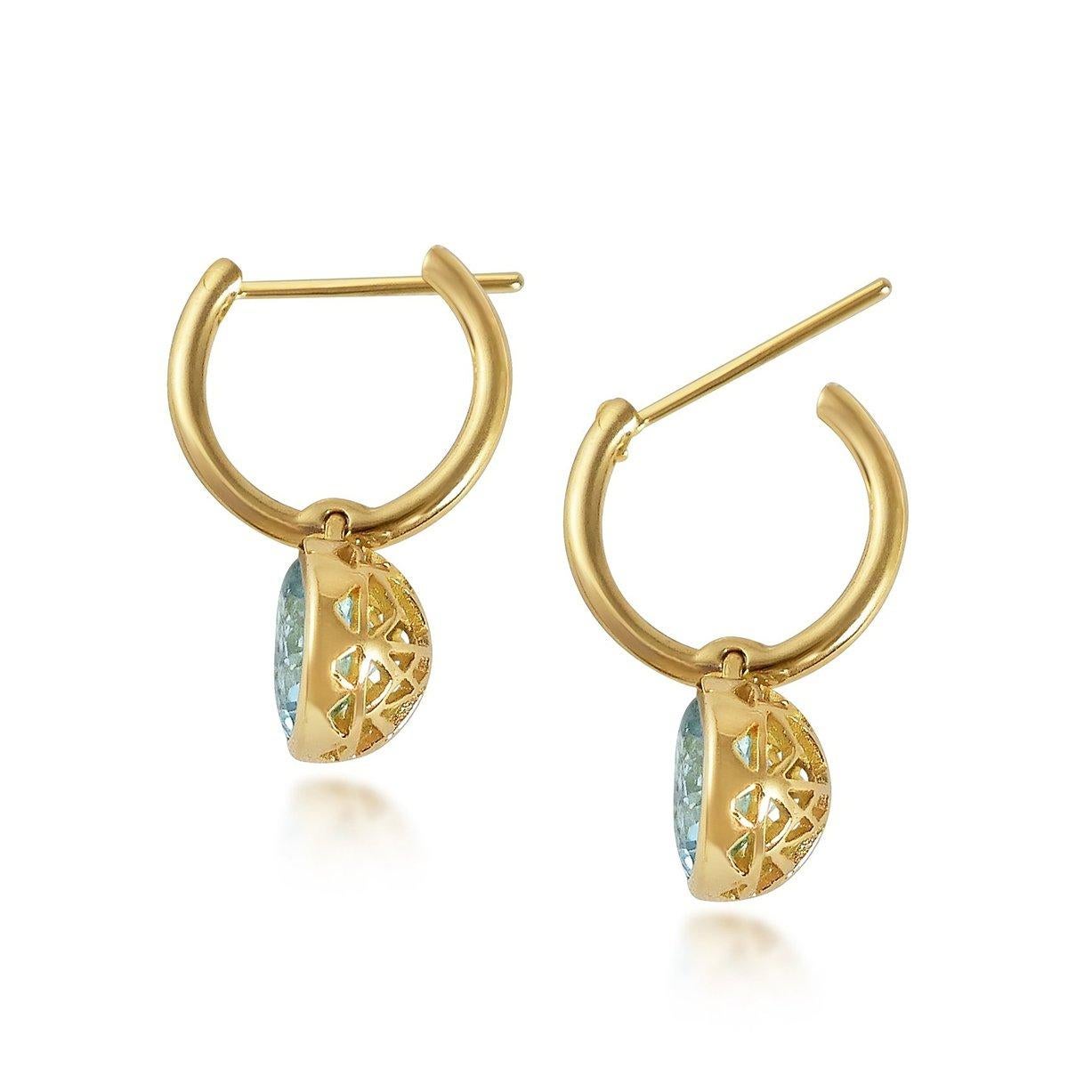 Contemporary Handcrafted 2.70 Carats Aquamarine 18 Karat Yellow Gold Drop Earrings For Sale