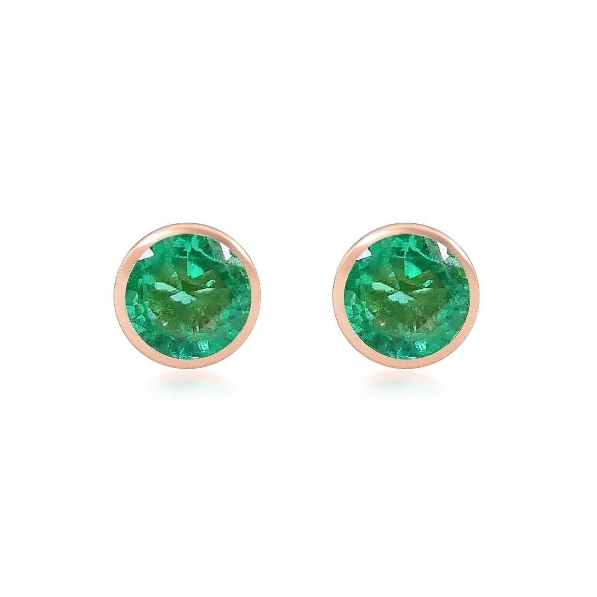 Contemporary Handcrafted 2.00 Carats Emerald 18 Karat Rose Gold Stud Earrings For Sale