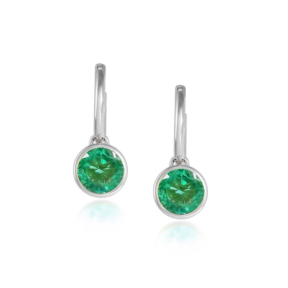 Round Cut Handcrafted 2.00 Carats Emerald 18 Karat White Gold Drop Earrings For Sale