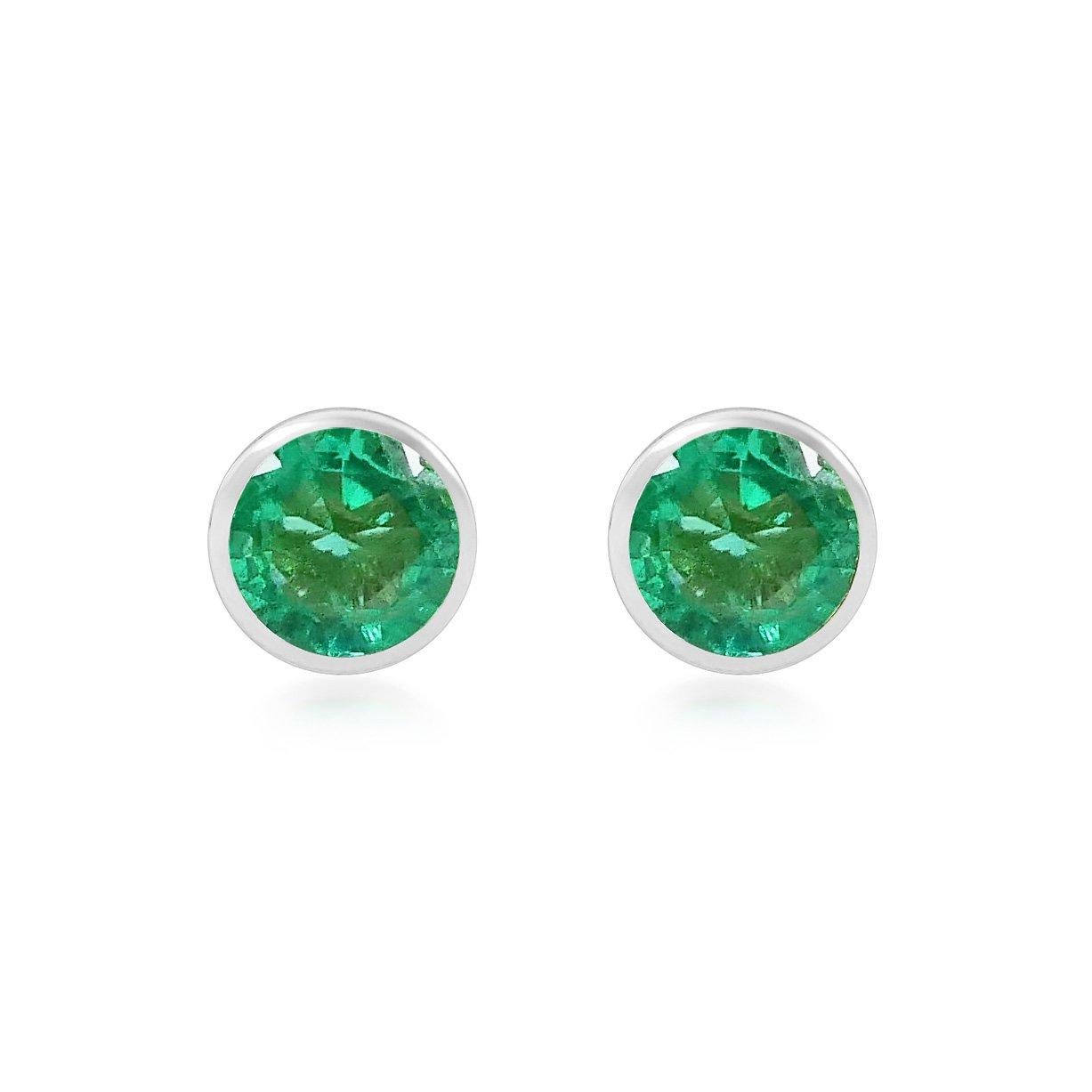 Contemporary Handcrafted 2.00 Carats Emerald 18 Karat White Gold Stud Earrings For Sale
