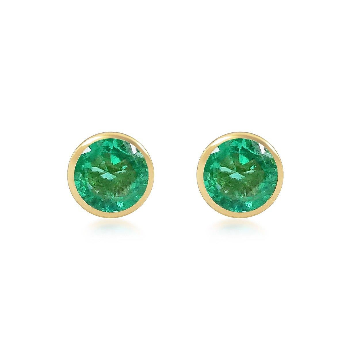 Contemporary Handcrafted 2.00 Carats Emerald 18 Karat Yellow Gold Stud Earrings For Sale