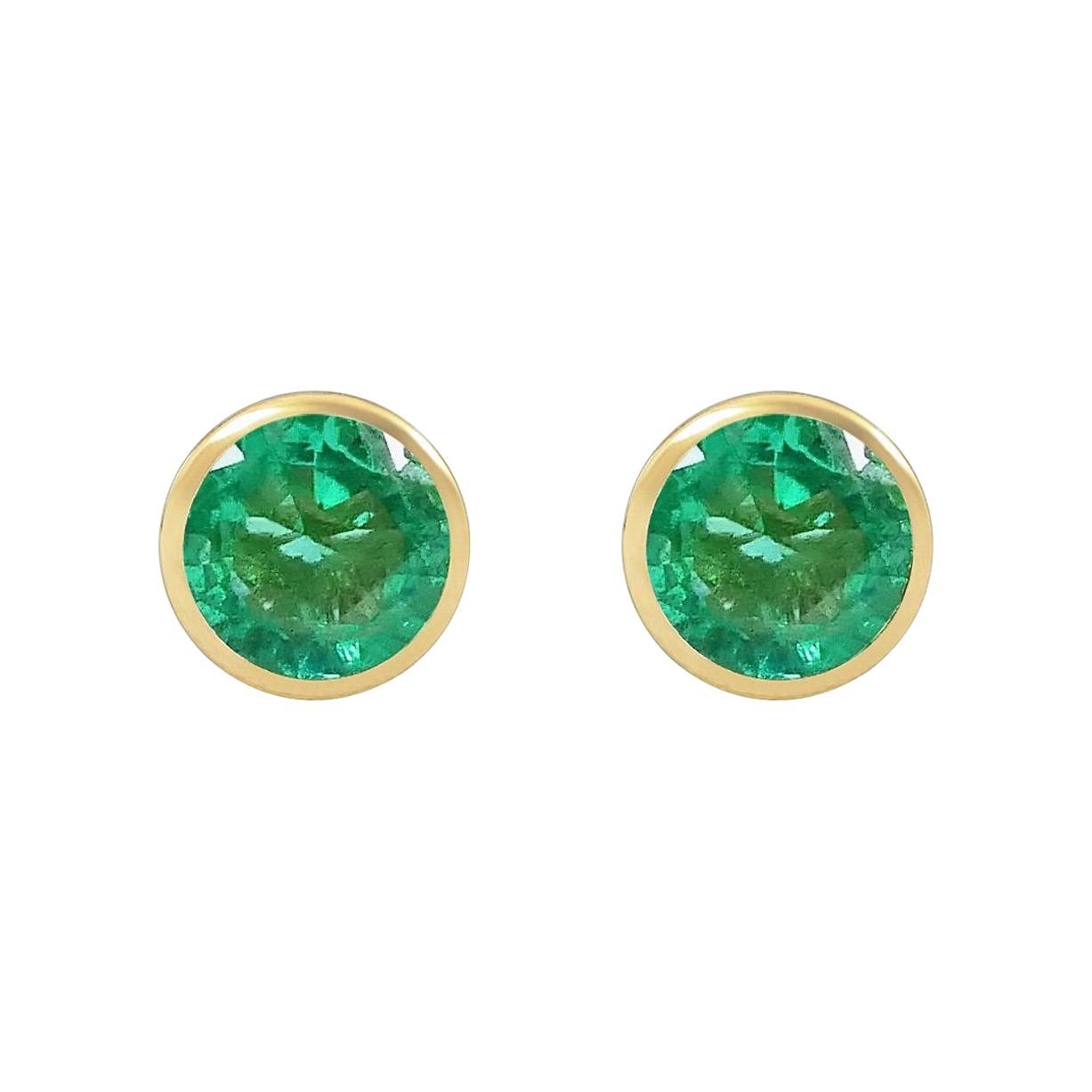 Handcrafted 2.00 Carats Emerald 18 Karat Yellow Gold Stud Earrings For Sale