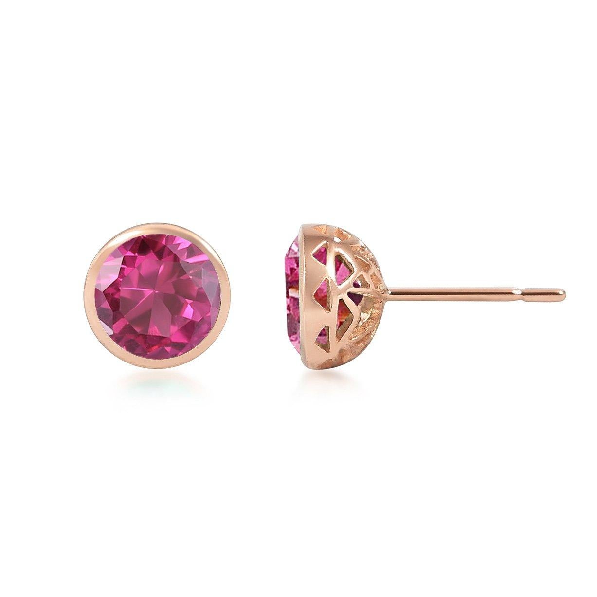 Boucles d'oreilles artisanales en or rose 18 carats avec tourmaline rose de 2,60 carats. Les pierres naturelles de 8 mm sont serties dans notre emblématique dentelle d'or percée à la main pour laisser passer la lumière à travers nos pierres