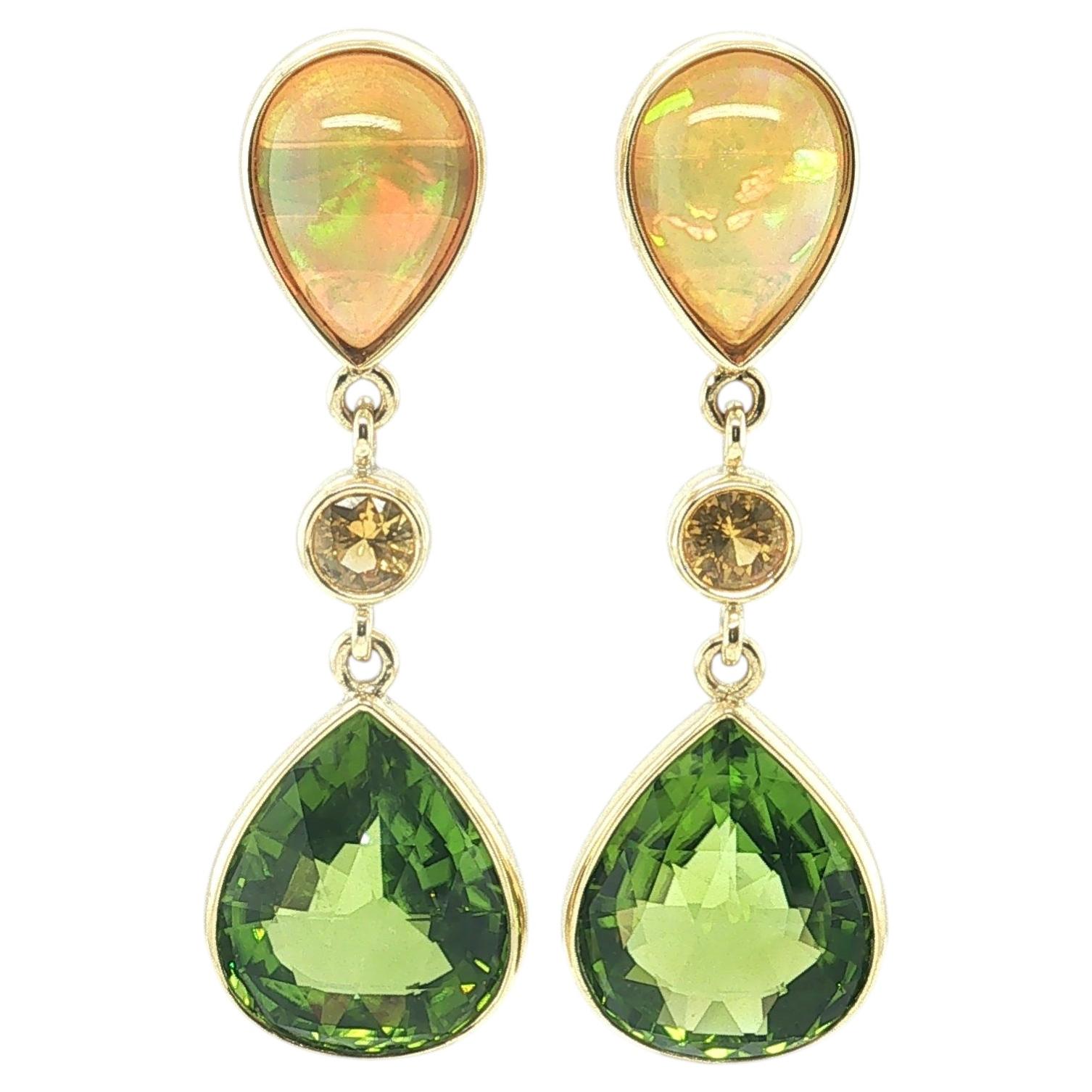 Handgefertigte Ohrringe aus Gold mit Peridot, Opal und gelbem Saphir (24,56 Karat)
