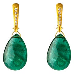 Orecchini con smeraldo a forma di testa di freccia in oro 24 carati realizzati a mano