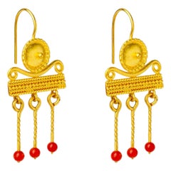 Boucles d'oreilles d'inspiration romaine en forme de bouclier en or 24 carats avec perles de corail, fabriquées à la main
