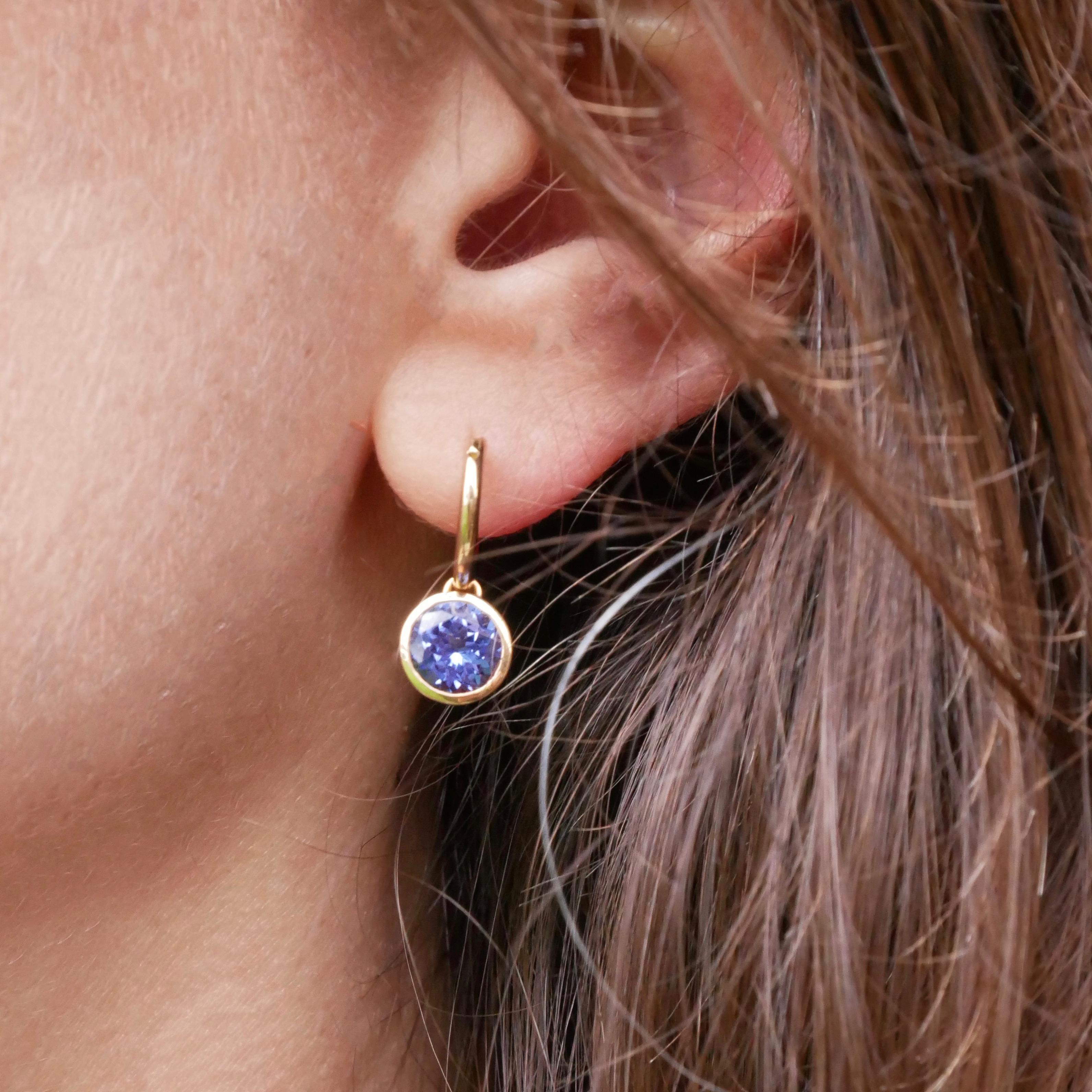 Round Cut Handcrafted 2.80 Carats Tanzanite 18 Karat Yellow Gold Drop Earrings For Sale