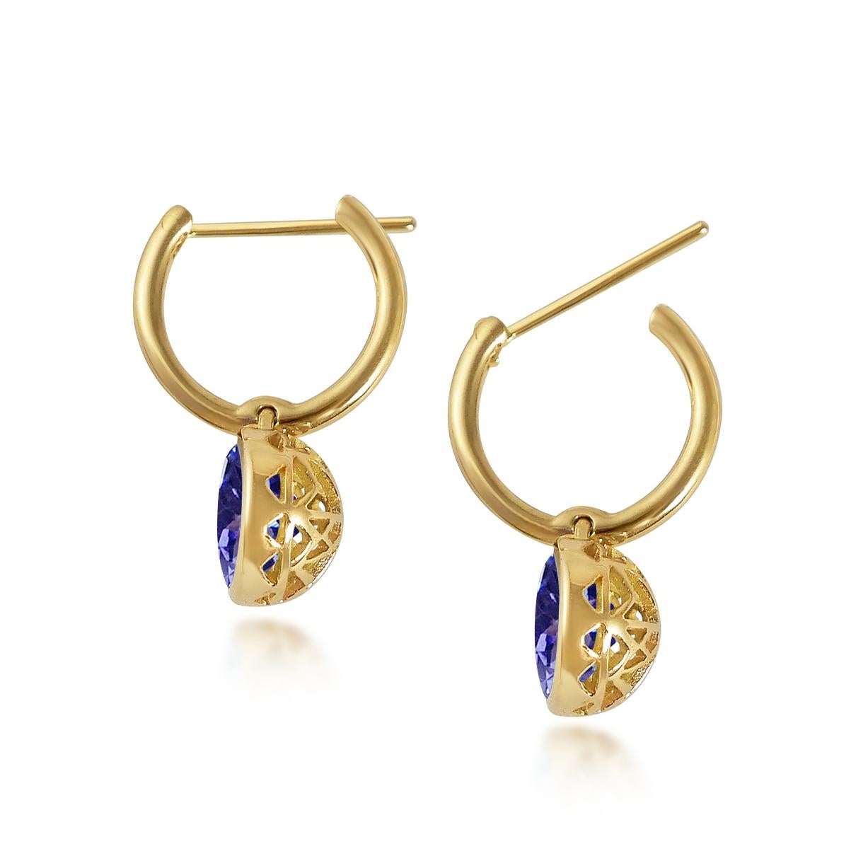 Contemporary Handcrafted 2.80 Carats Tanzanite 18 Karat Yellow Gold Drop Earrings For Sale