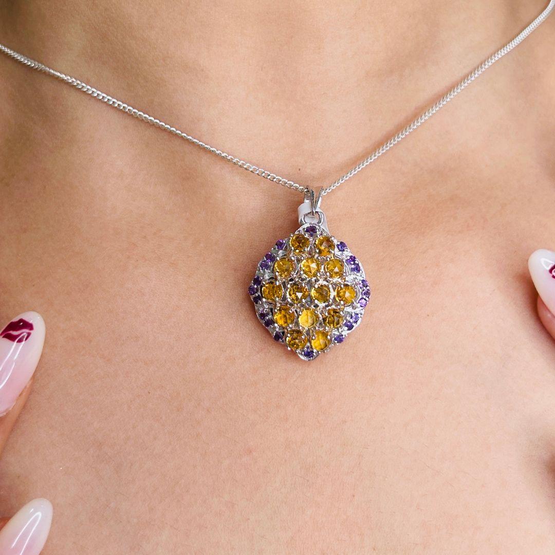 Ciondolo multi pietra da 3,25 carati realizzato a mano in argento Sterling 925 Regalo di Capodanno tempestato di ametiste a taglio rotondo, citrini. Questo splendido gioiello eleva immediatamente un look casual o un abito elegante. 
ametista, la