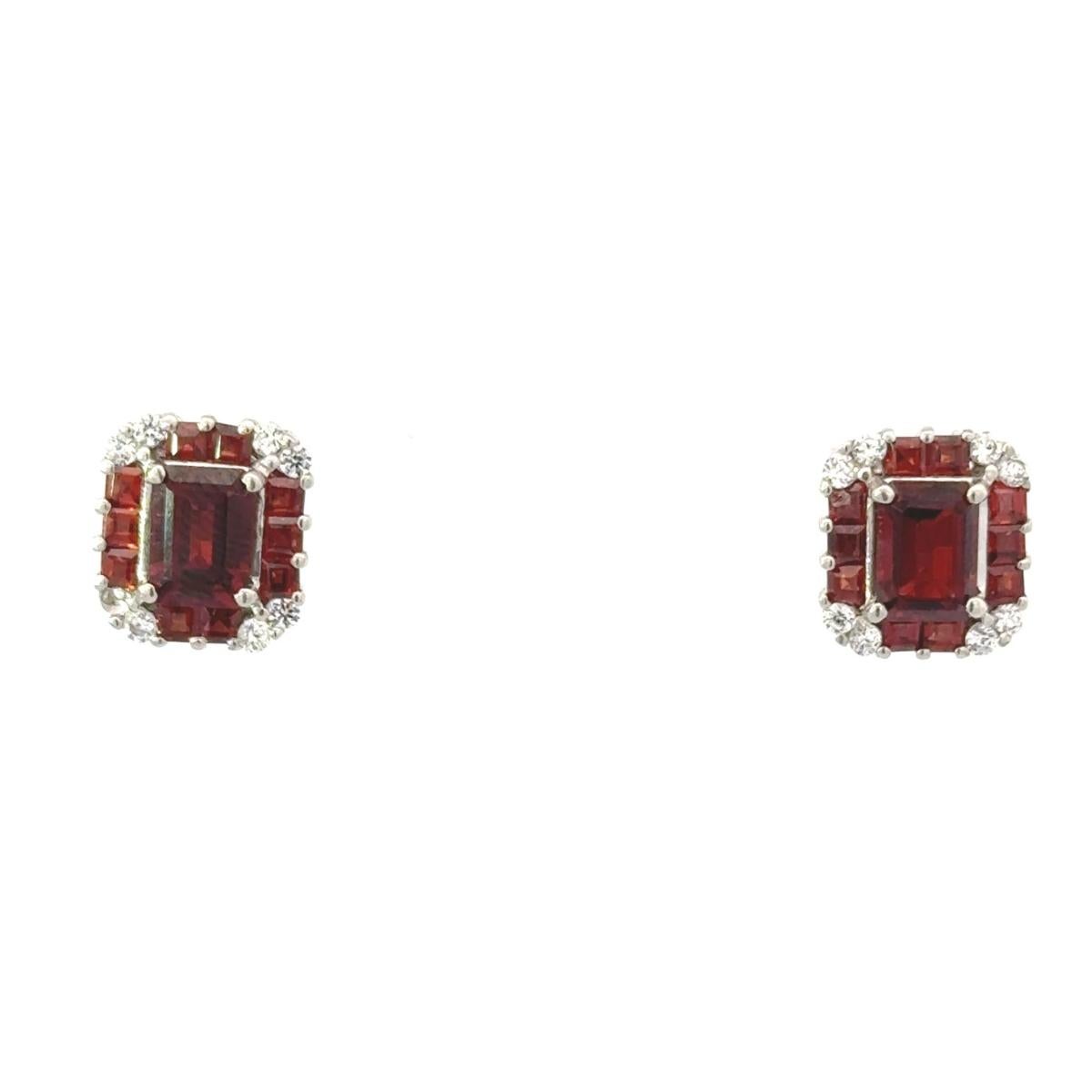 Orecchino con borchie per la mamma in argento con granato di 4,15 ct. In condizioni Nuovo in vendita a New York, NY