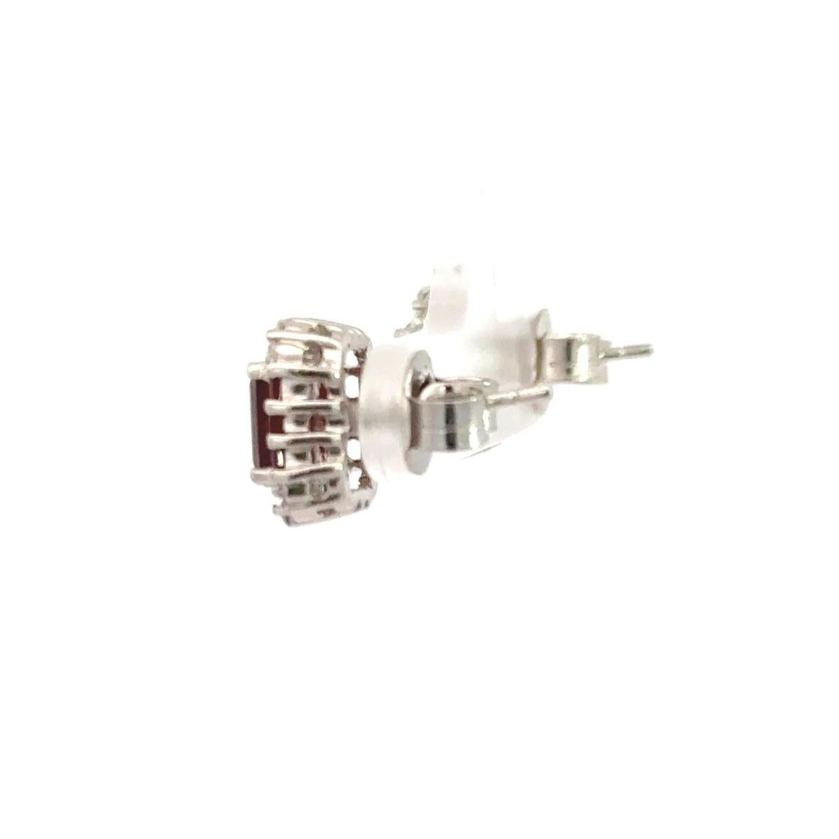 Donna Orecchino con borchie per la mamma in argento con granato di 4,15 ct. in vendita