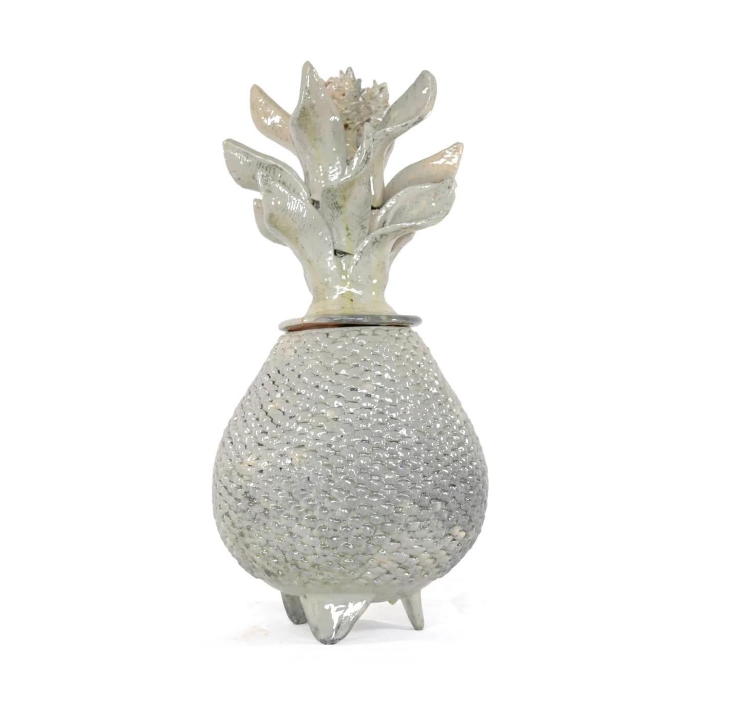Apportez une touche d'art populaire mexicain à votre intérieur avec ce magnifique ananas en céramique fabriqué à la main. Fabriquée par des artisans qualifiés au Mexique, cette pièce décorative est fabriquée à partir d'argile à haute température et