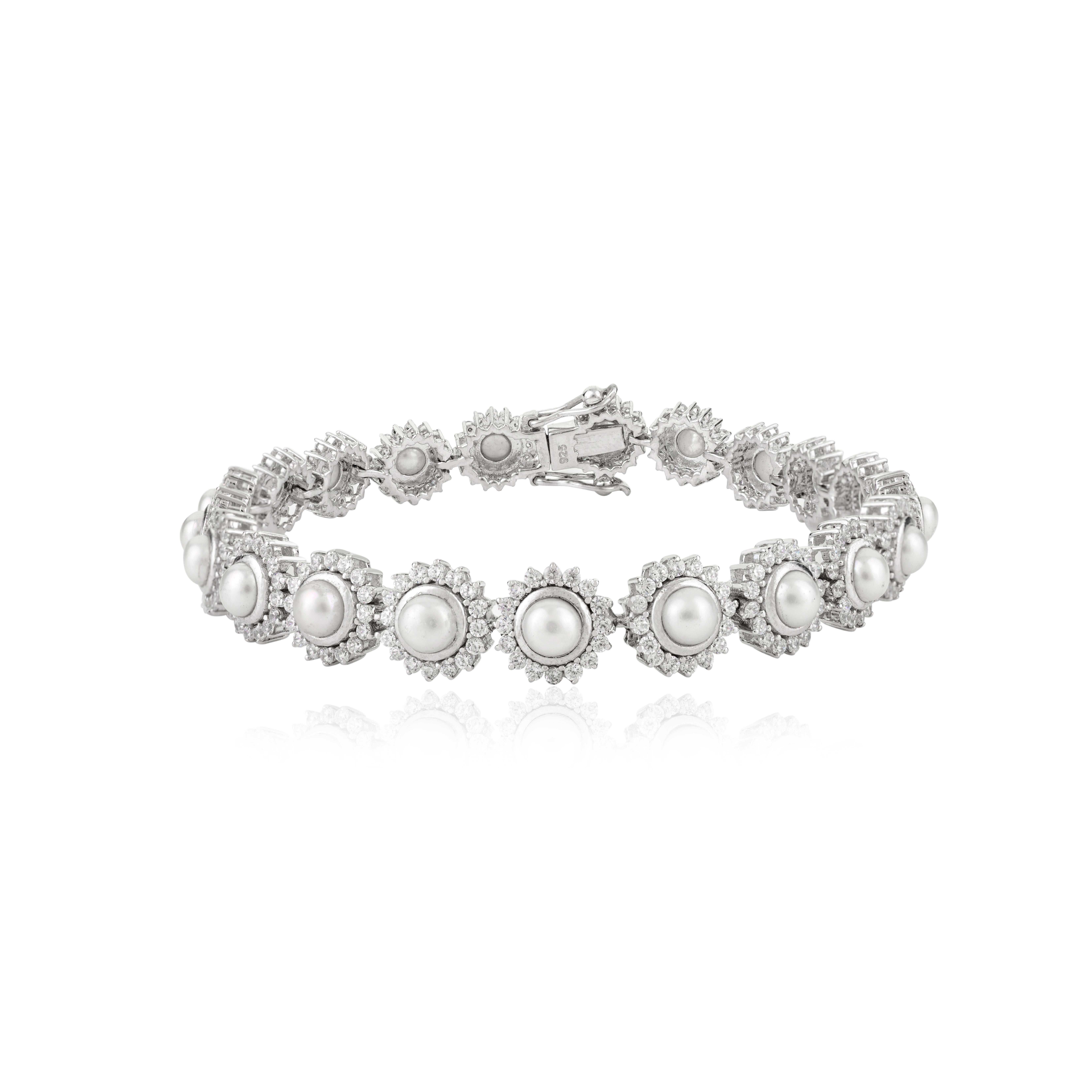 Handgefertigtes Tennisarmband aus 925er Silber mit natürlichen Perlen und Halo-Cubic-Zirkon (Rundschliff) im Angebot