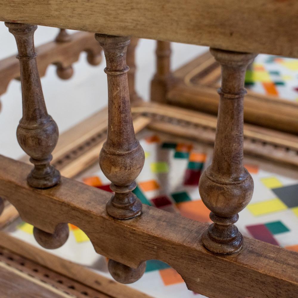 Las Sillas de Aguja Mosaico forman parte de la colección de muebles Mosaico. Esta colección se inspira en el elemento agua y en motivos románicos.
Este conjunto está formado por dos sillas restauradas de madera de nogal originaria de Italia de
