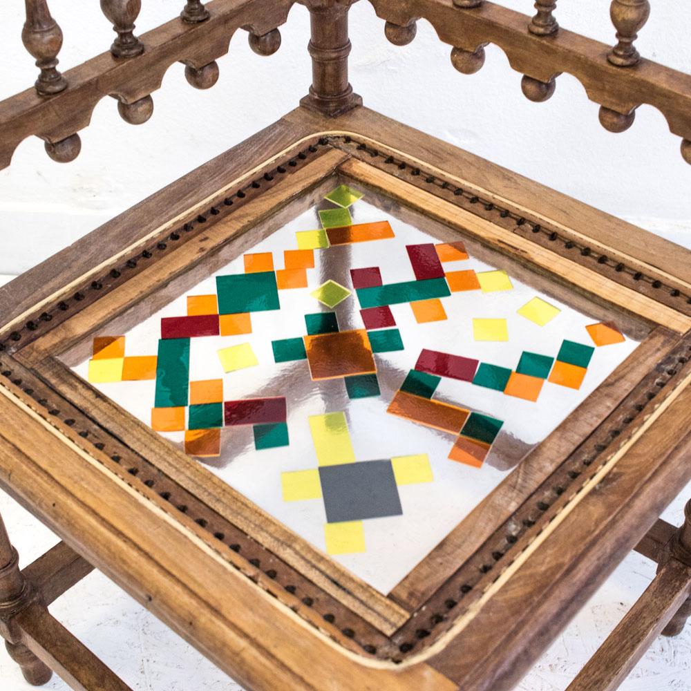 Azulejos acrílicos y de colores hechos a mano inmersos en sillas de resina por Hillsideout Italiano en venta