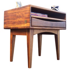 Comodino in teak africano realizzato a mano e ispirato al design danese di metà secolo
