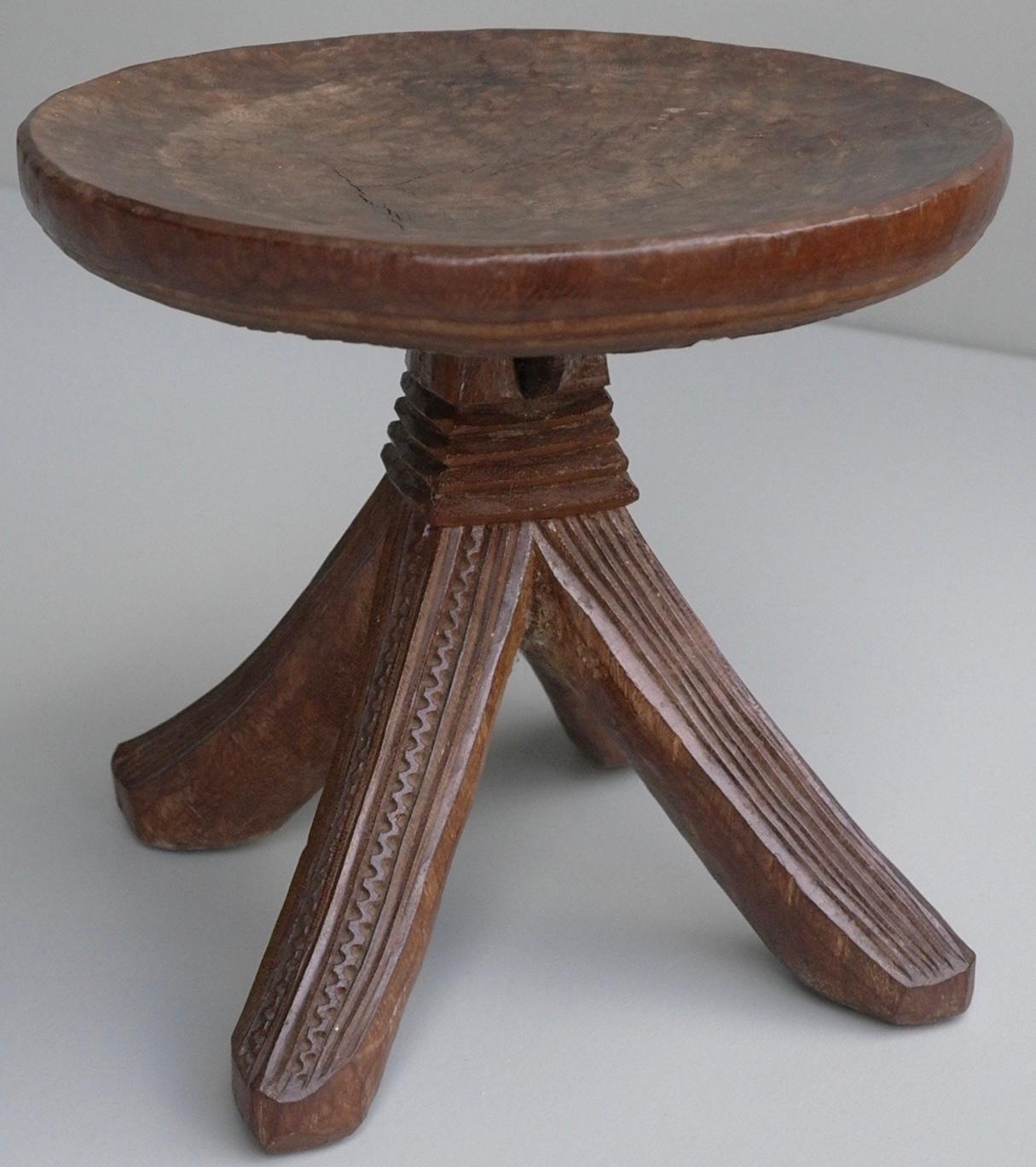 Africain Tabouret artisanal africain tribal artisanal fabriqué à la main, moderne du milieu du siècle, années 1950 en vente