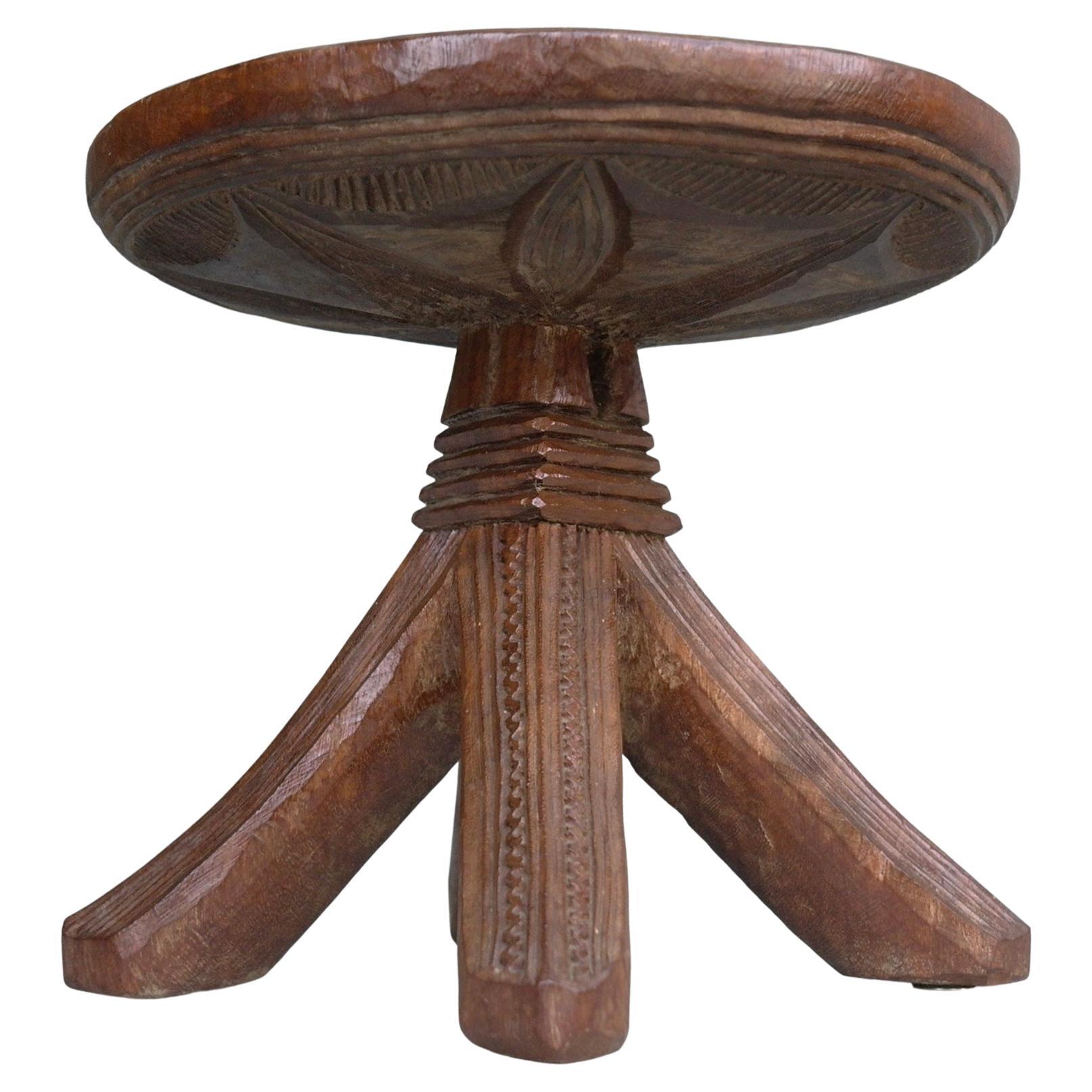 Tabouret artisanal africain tribal artisanal fabriqué à la main, moderne du milieu du siècle, années 1950 en vente
