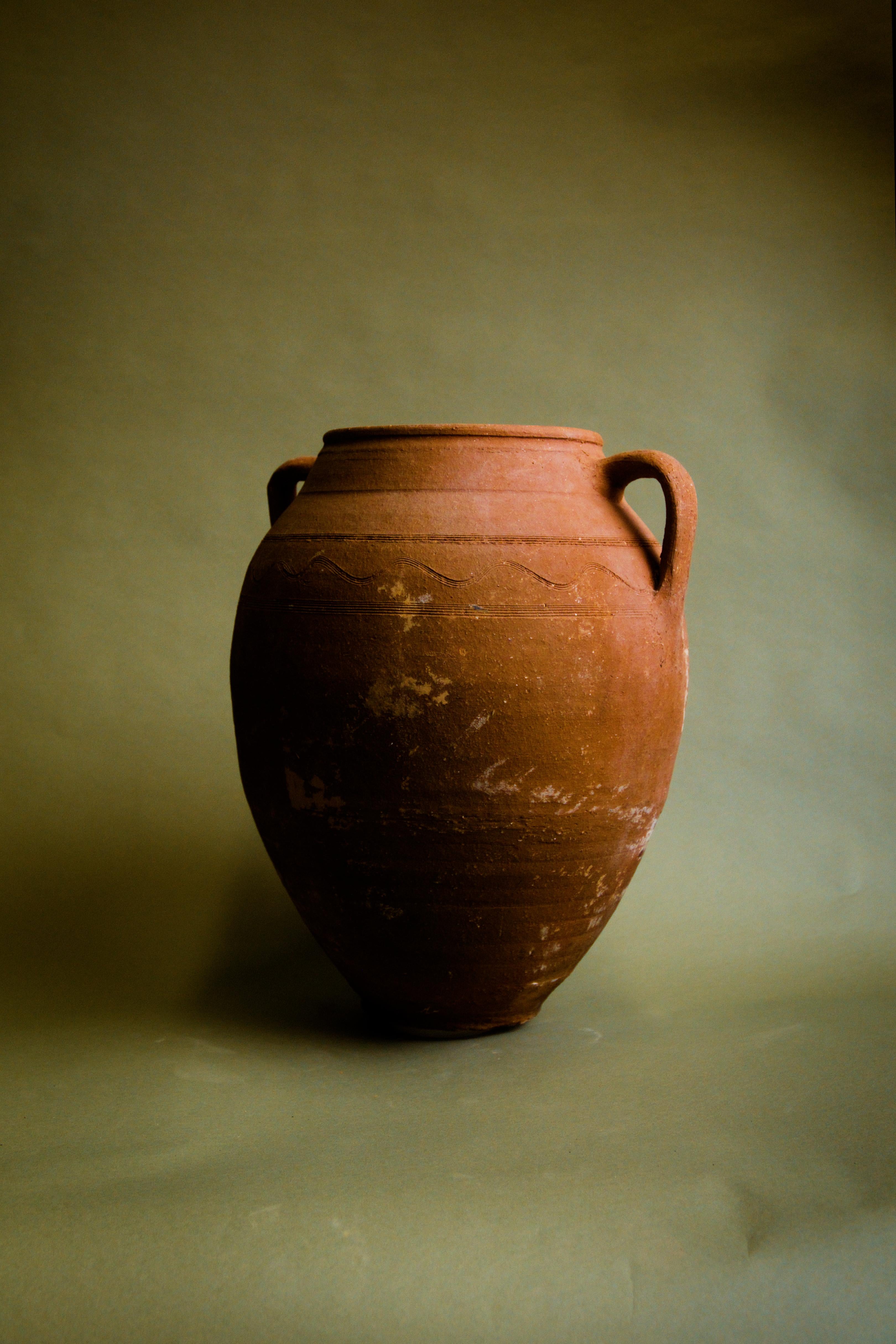 Intagliato a mano Vaso anatolico del XX secolo realizzato a mano in vendita