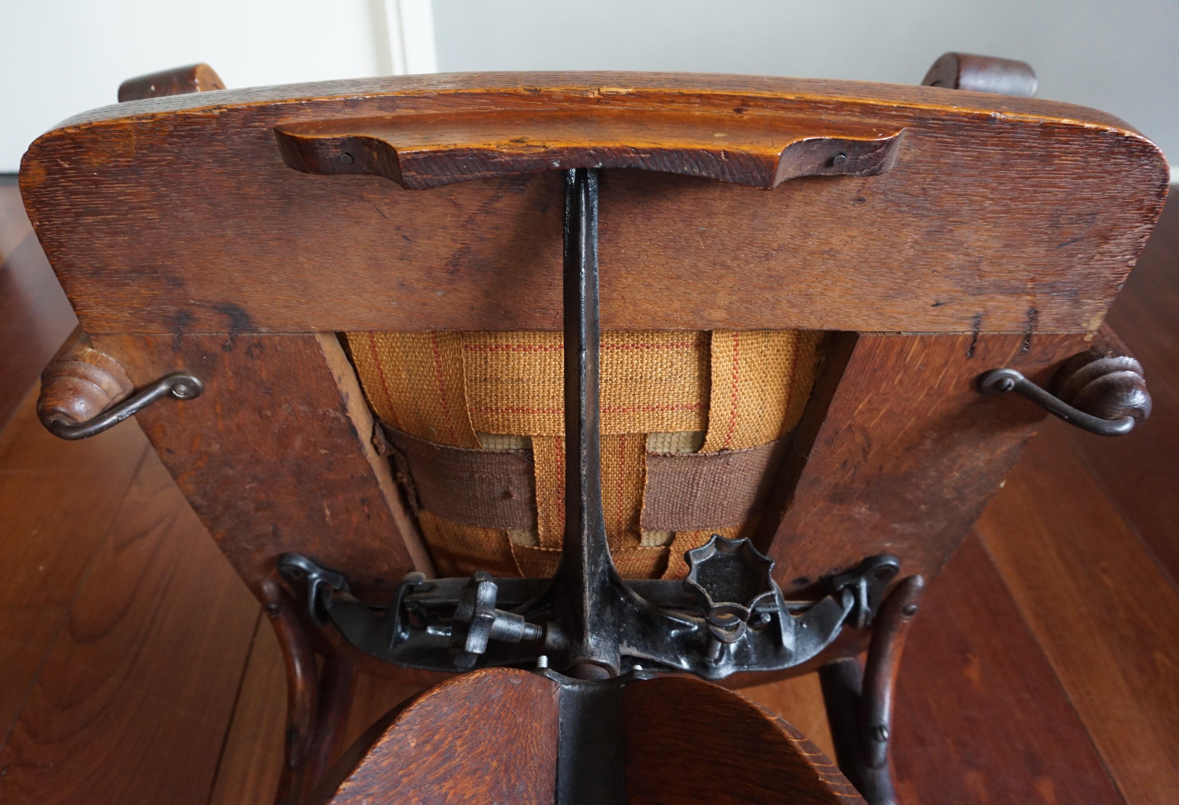 Handcrafted and Hand-Carved Adjustable American Arts & Crafts Oak Desk Chair In Good Condition In Lisse, NL