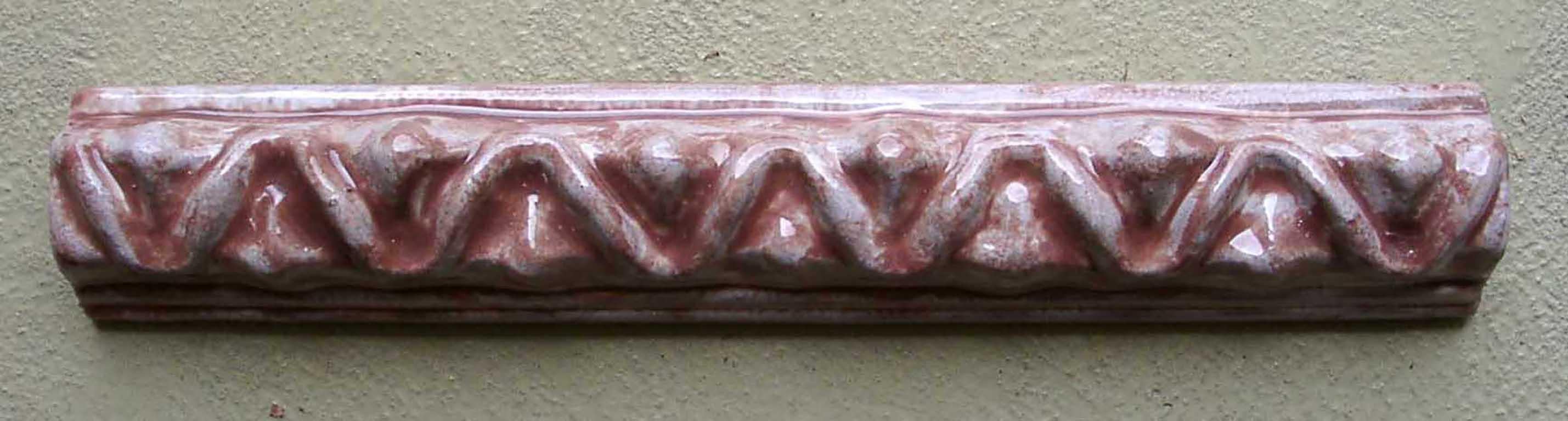 Handgefertigter und handbemalter Majolika-Wandbrunnen aus Majolika mit Becken und Sockel (Deutsch) im Angebot
