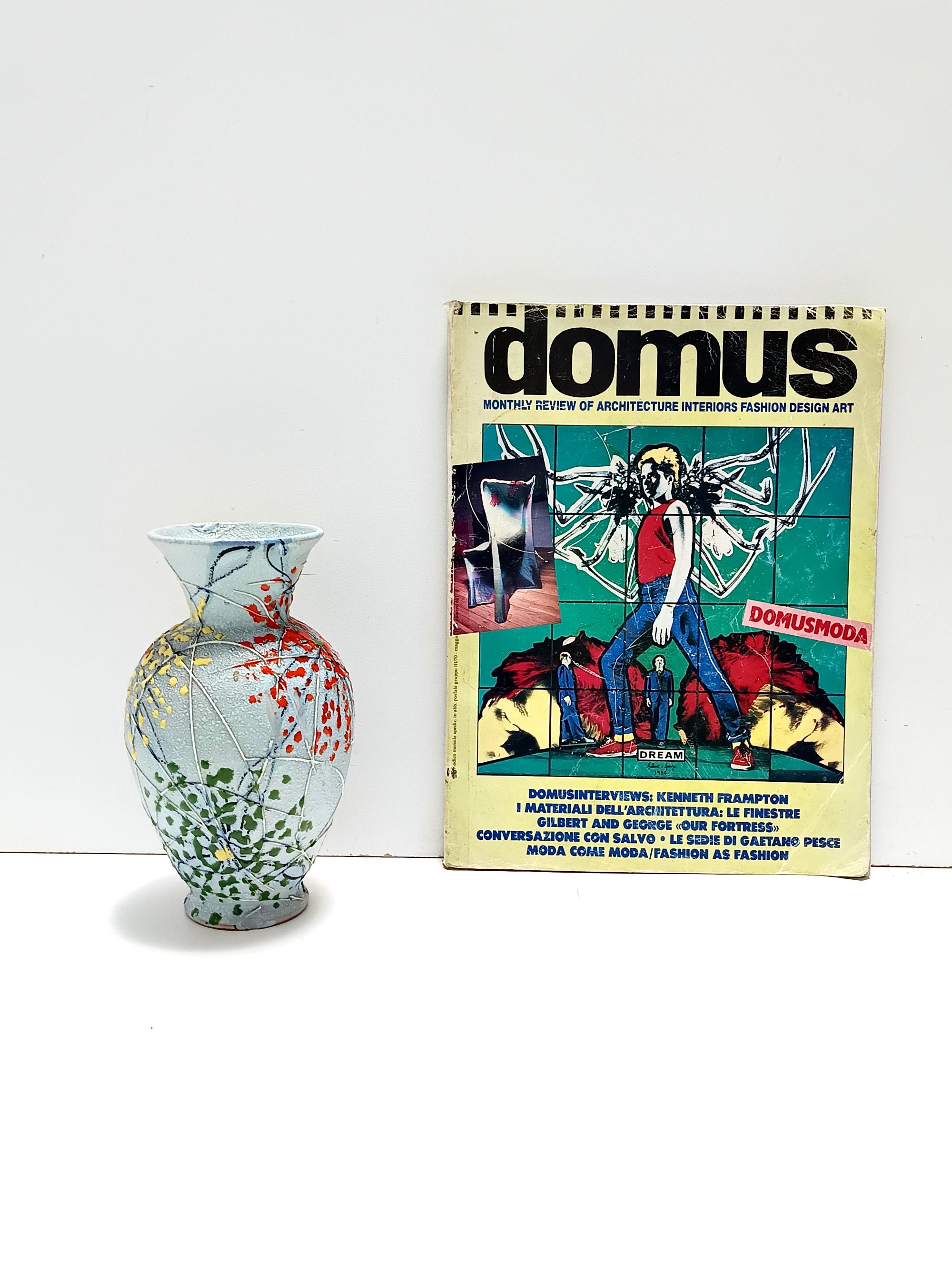 Made in Italy, anni '60. 
Questo meraviglioso vaso è in ceramica modellata, decorata e dipinta a mano. 
Si tratta di un oggetto vintage, quindi potrebbe presentare lievi tracce d'uso, come ad esempio un leggero difetto sulla base, ma può essere