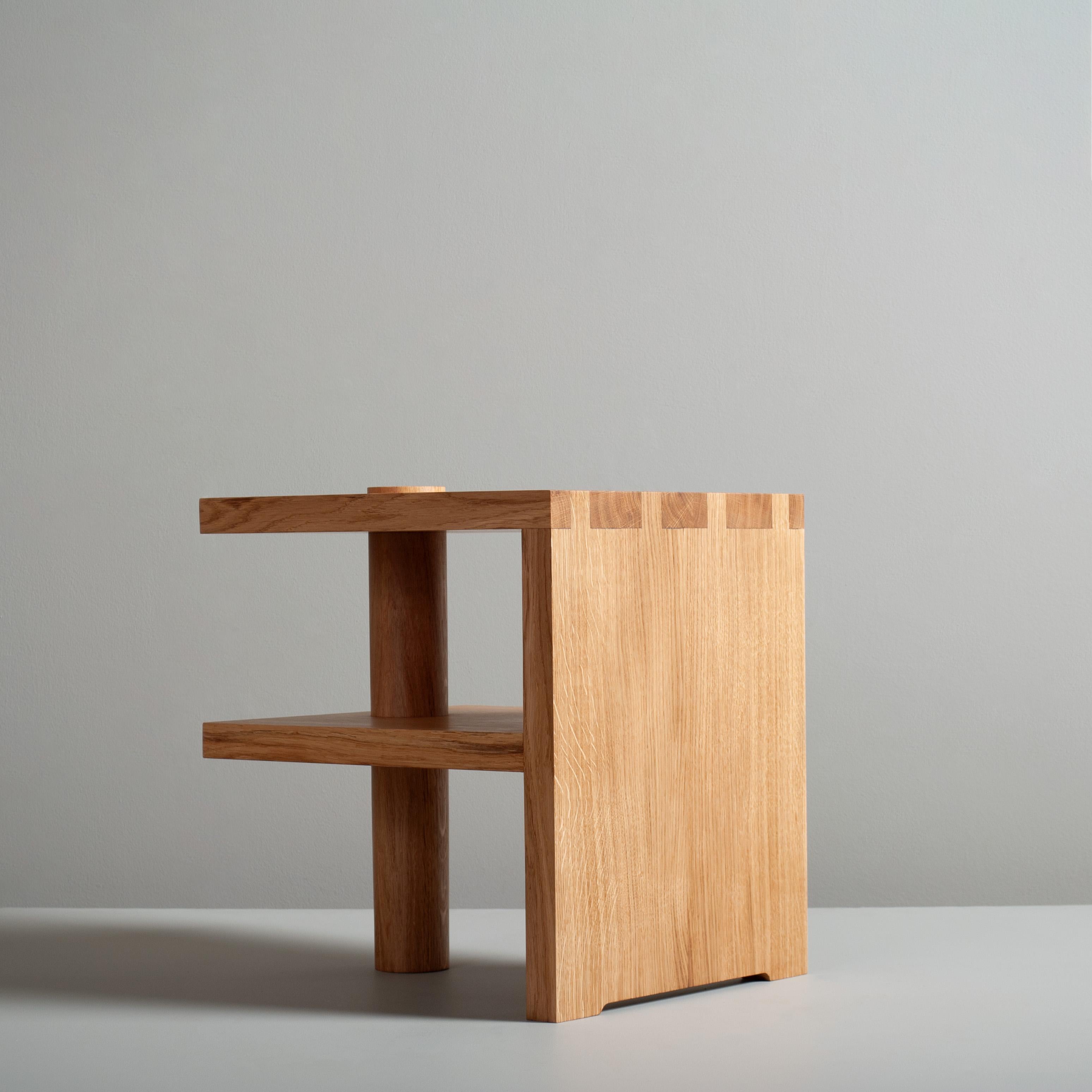 Handcrafted Architectural Oak Nachttisch oder Beistelltisch im Angebot 1