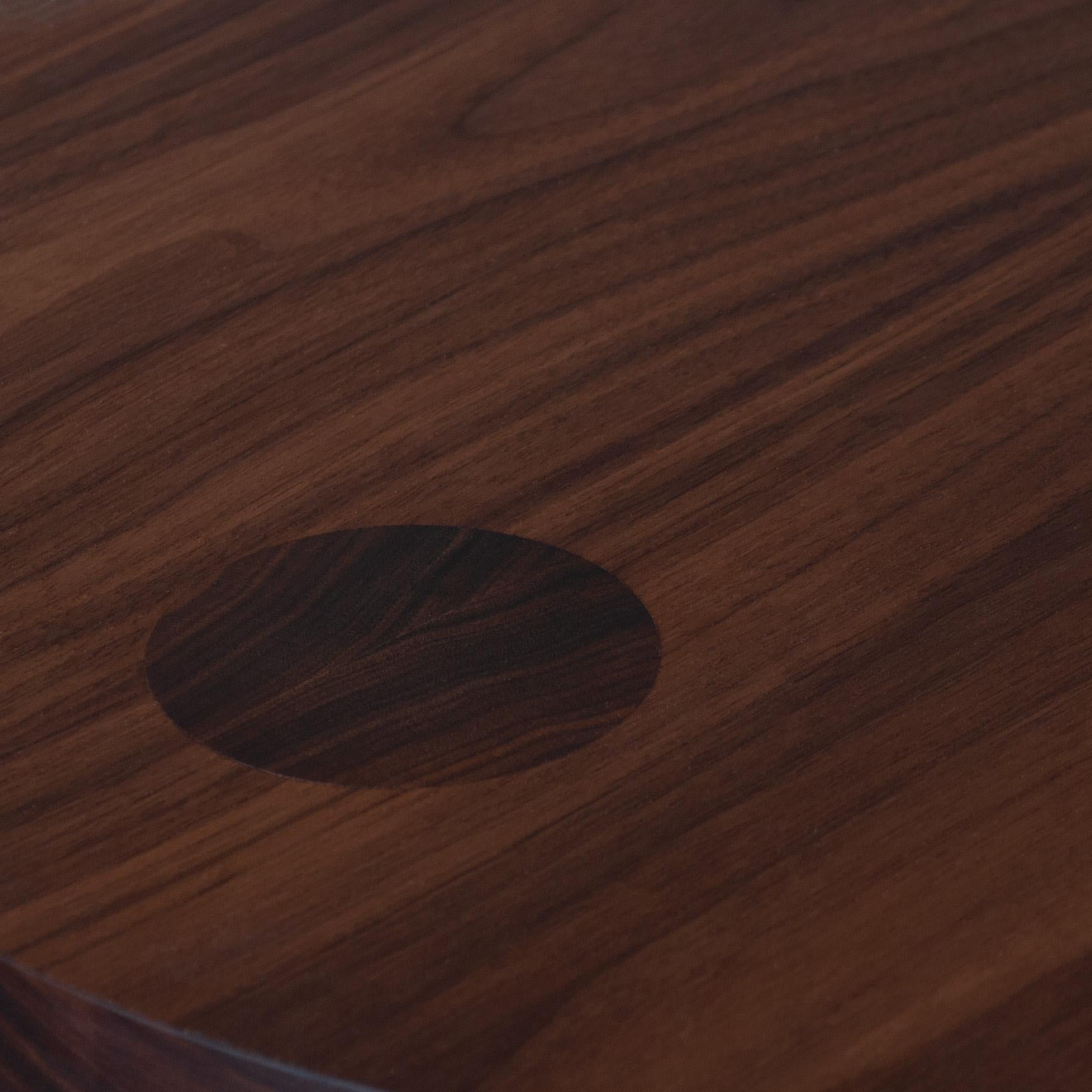 Table d'appoint Pillar en noyer noir d'Amérique, fabriquée à la main. Conçu par Sum furniture et fabriqué à la main selon des techniques traditionnelles avec le meilleur noyer noir américain. Détail d'assemblage à queue d'aronde surdimensionné,